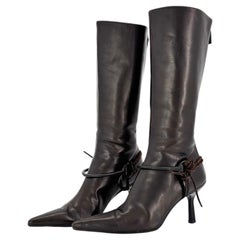 Stivali Gucci Vintage Tom Ford collezione Autunno/Inverno 1999 con fibbia a forma di morso, marroni e punta affusolata, taglia 6