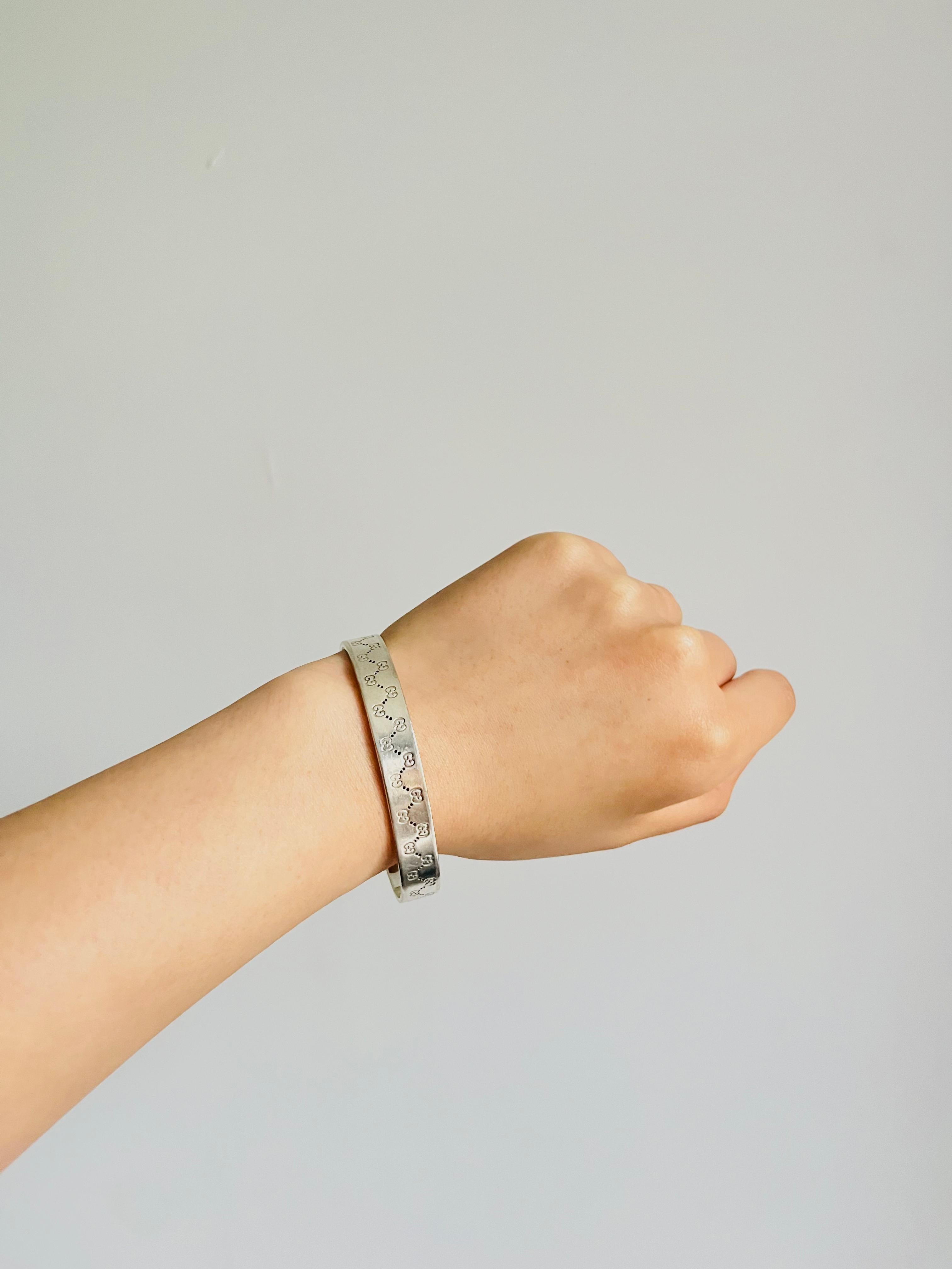 Gucci Vintage Unisex Double Logo Engraved GG Chunky Silver Cuff Bangle Bracelet In Good Condition For Sale In Wokingham, England