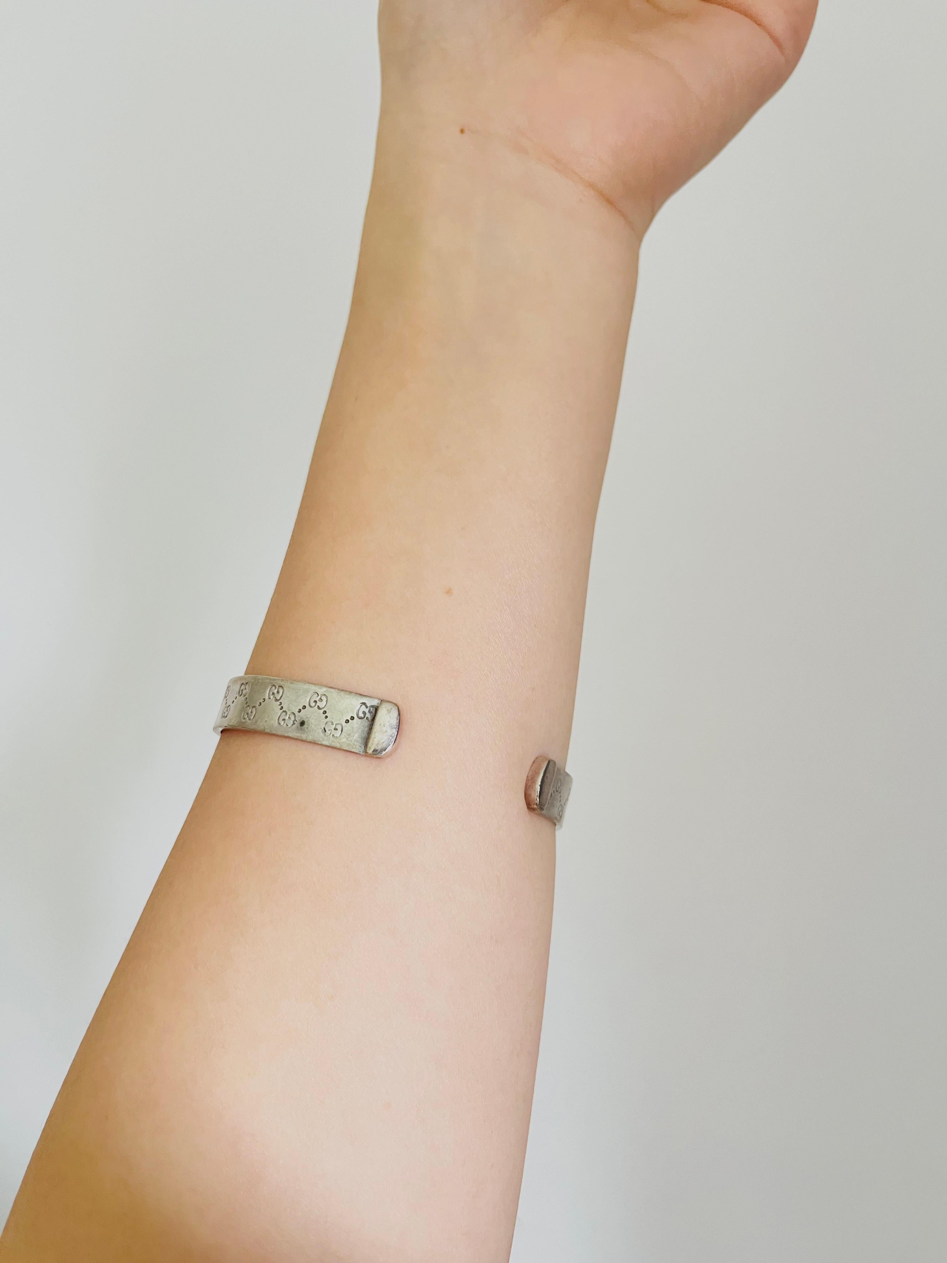Contemporary Gucci Vintage Unisex Double Logo Engraved GG Chunky Silver Cuff Bangle Bracelet