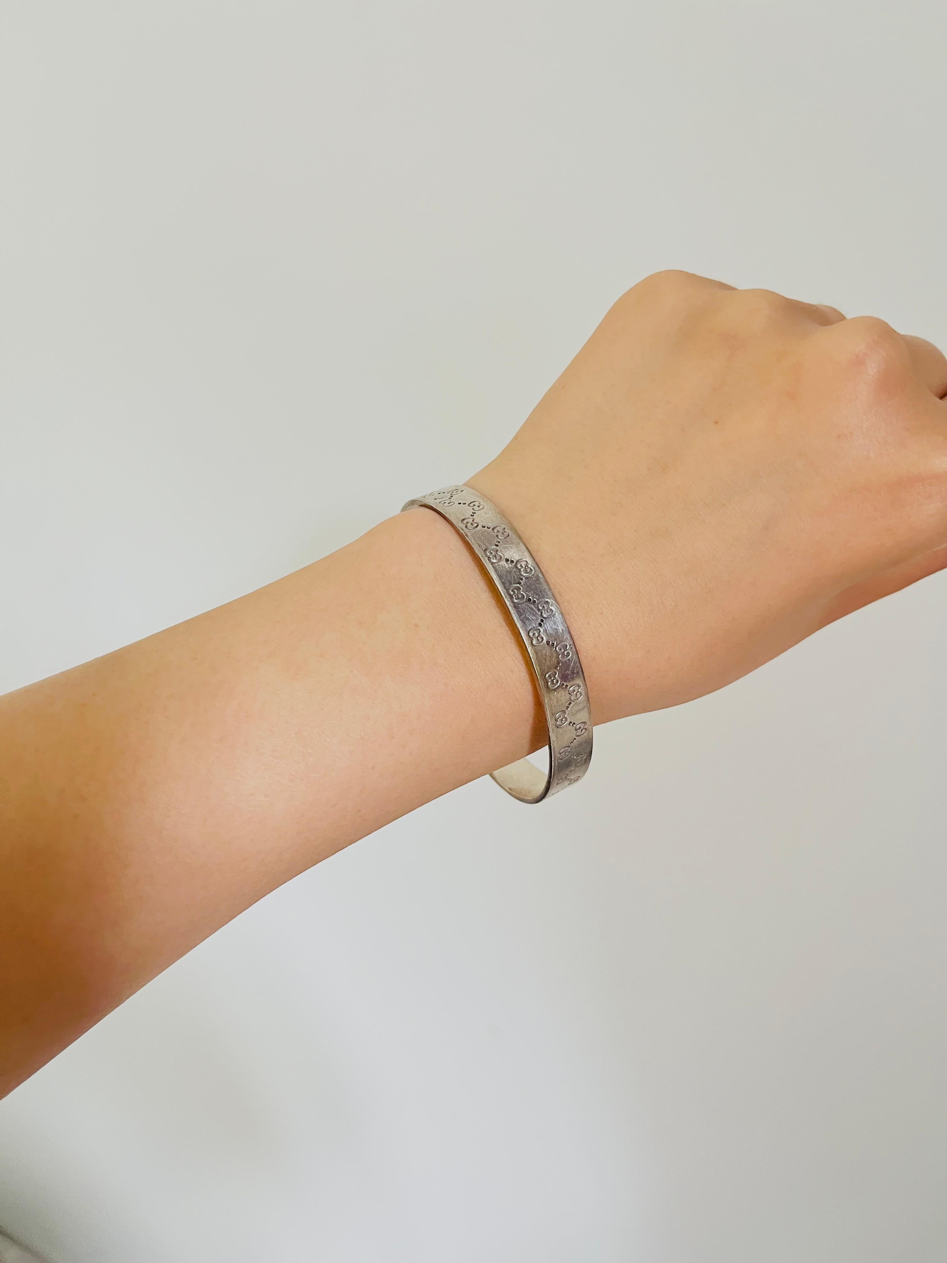 Gucci Vintage Unisex Double Logo Engraved GG Chunky Silver Cuff Bangle Bracelet In Good Condition In Wokingham, England