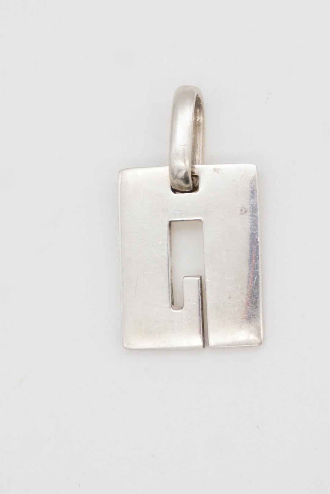 Colgante Gucci Vintage Unisex Icono Logo G Rectángulo Modernista Plata de Ley en venta 10