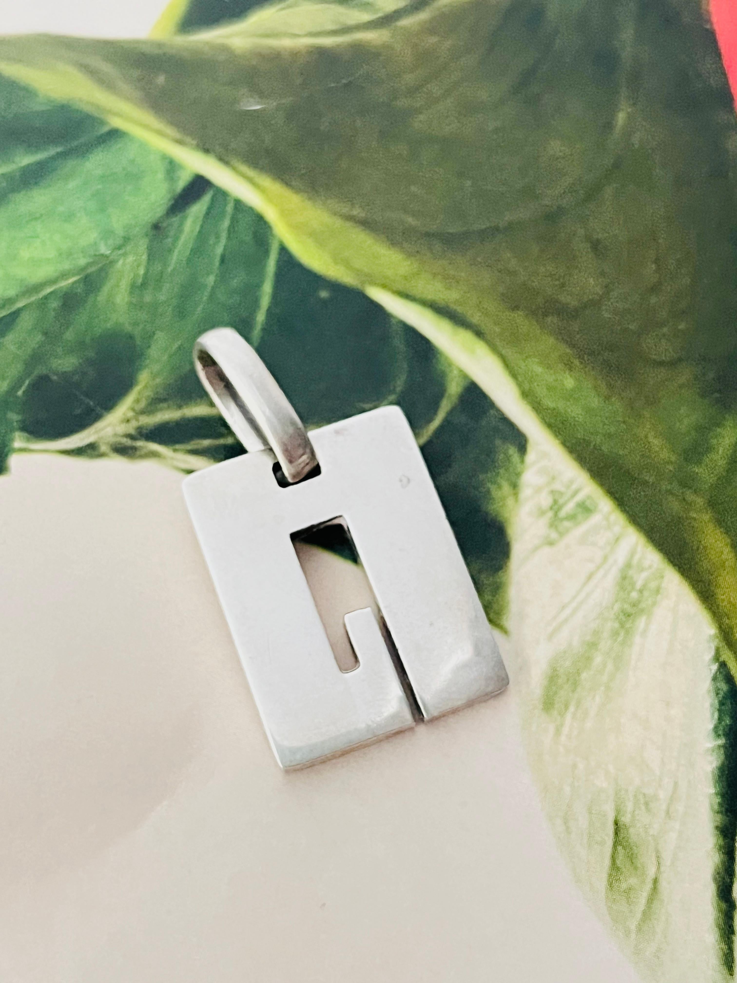 Colgante Colgante Gucci Vintage Unisex Icónico Logotipo Clásico G Glow Rectángulo Modernista, Plata de Ley 925

Muy buen estado. Ligeros arañazos, apenas perceptibles. 100% original.

Firmado claramente en el reverso. Incluye una gargantilla de