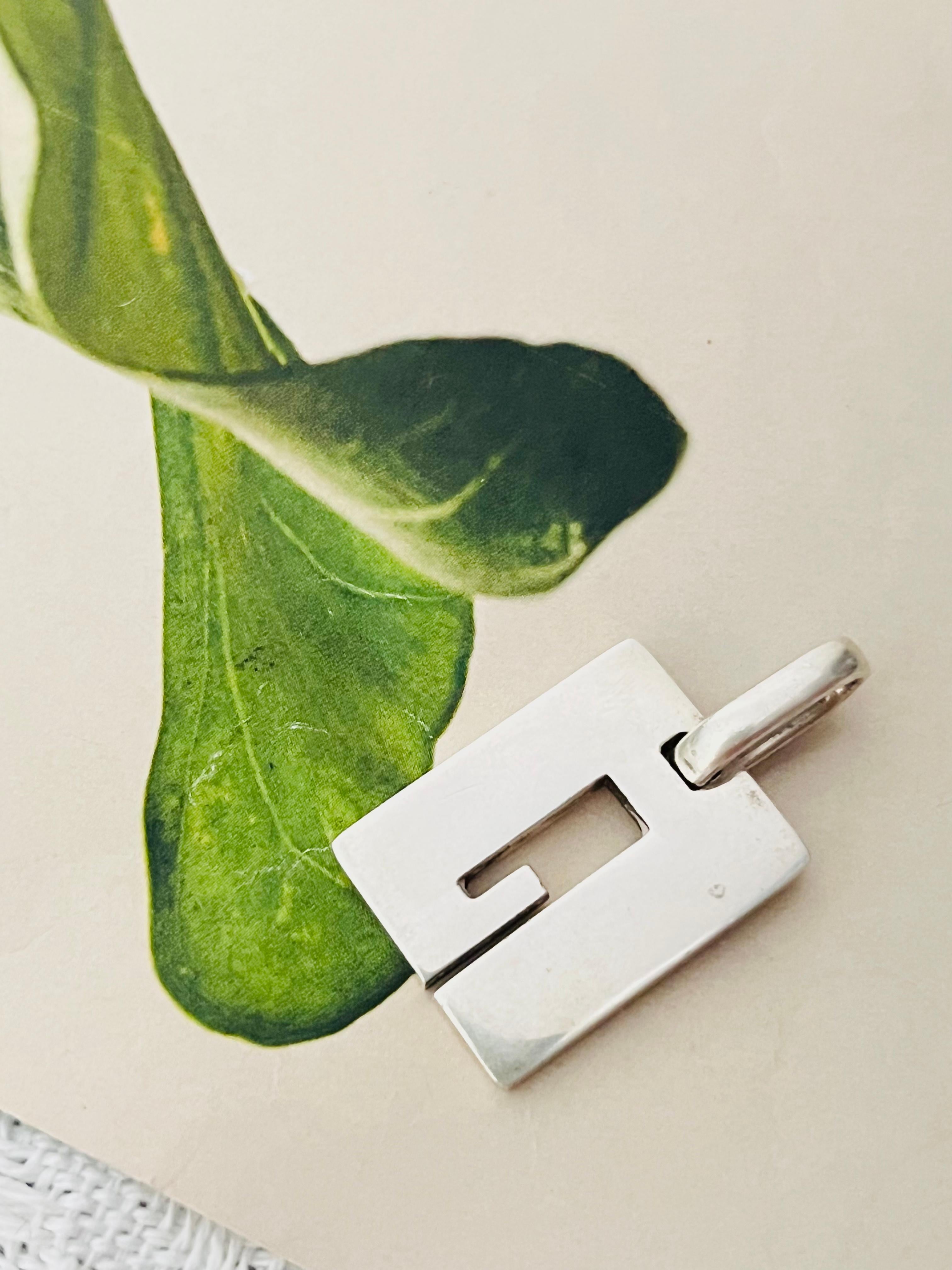 Colgante Gucci Vintage Unisex Icono Logo G Rectángulo Modernista Plata de Ley Art Decó en venta