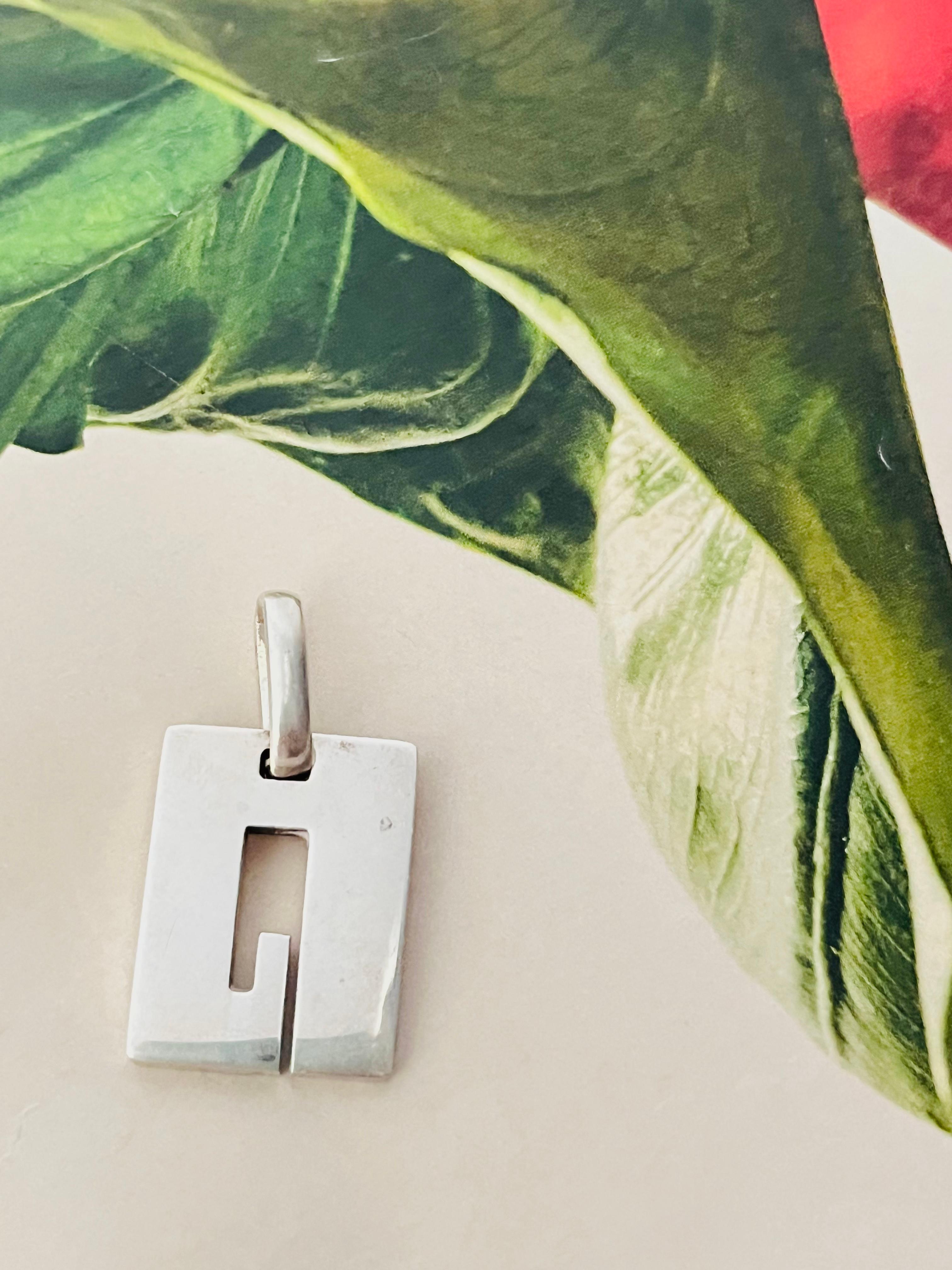 Colgante Gucci Vintage Unisex Icono Logo G Rectángulo Modernista Plata de Ley en Bueno estado para la venta en Wokingham, England