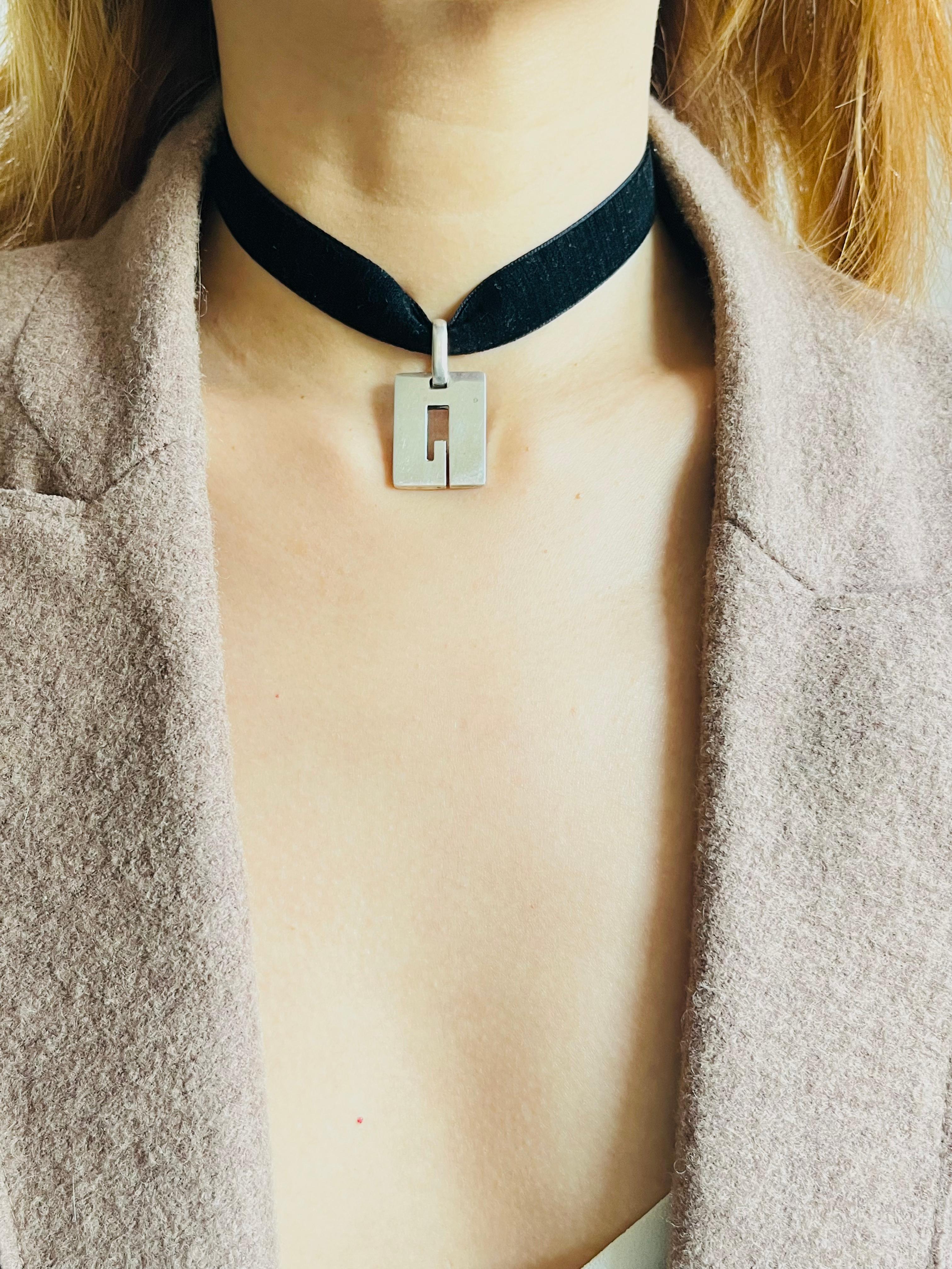 Colgante Gucci Vintage Unisex Icono Logo G Rectángulo Modernista Plata de Ley en venta 1