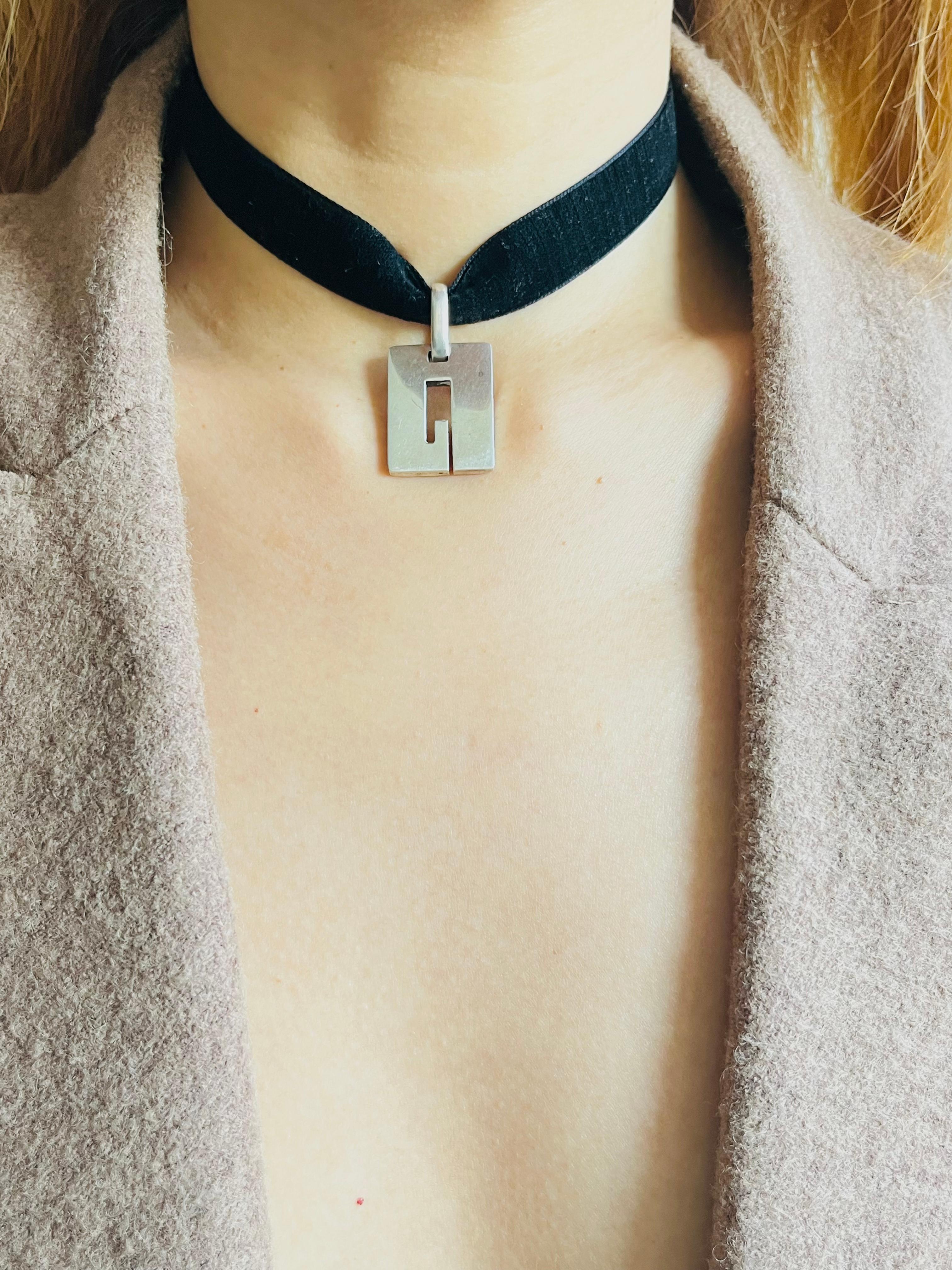 Colgante Gucci Vintage Unisex Icono Logo G Rectángulo Modernista Plata de Ley en venta 2