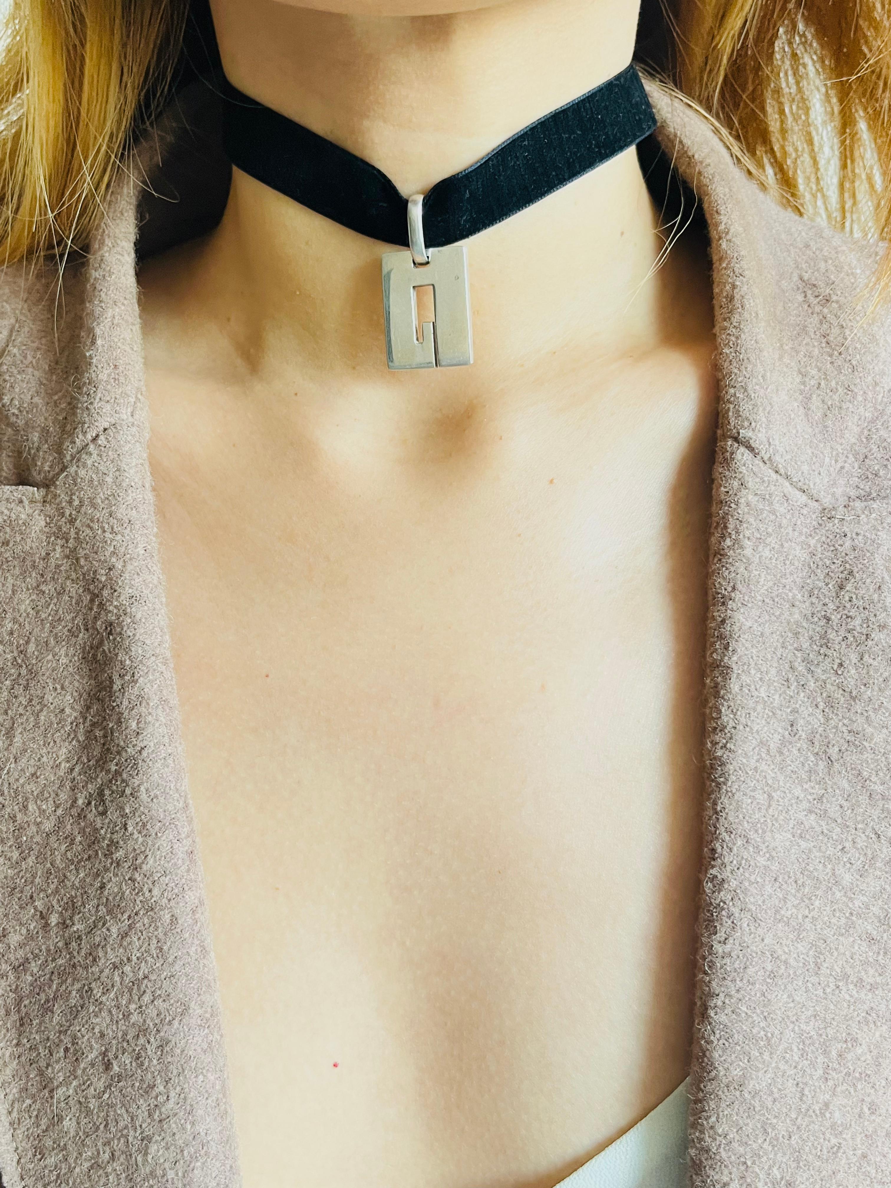 Colgante Gucci Vintage Unisex Icono Logo G Rectángulo Modernista Plata de Ley en venta 3