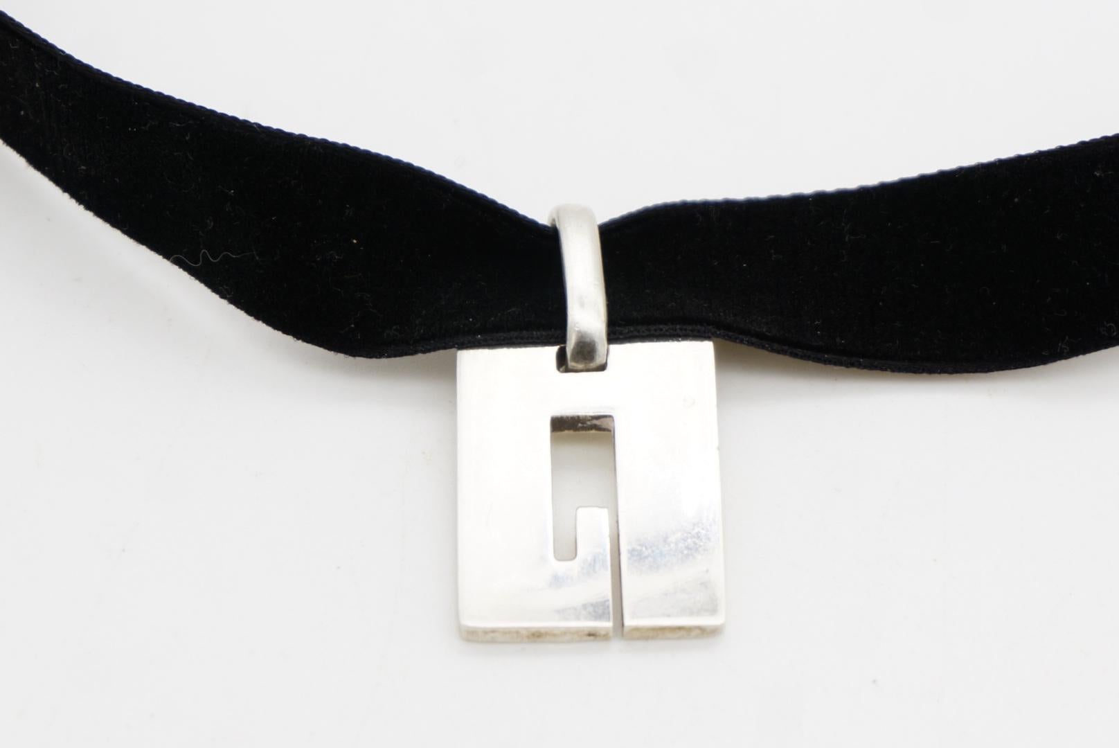 Colgante Gucci Vintage Unisex Icono Logo G Rectángulo Modernista Plata de Ley en venta 5