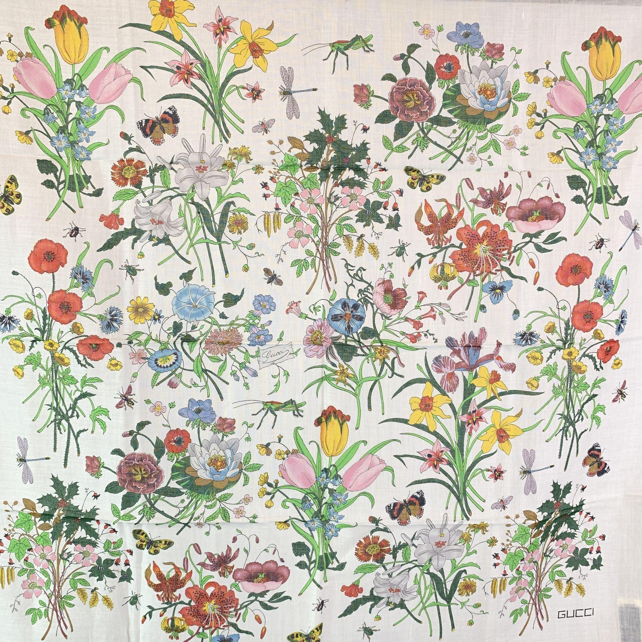 Charmante et élégante, cette écharpe Gucci vintage est confectionnée en 100 % coton et présente un imprimé floral multicolore vibrant sur un fond blanc impeccable. Le design vivant capture le flair intemporel de Gucci pour mélanger la sophistication