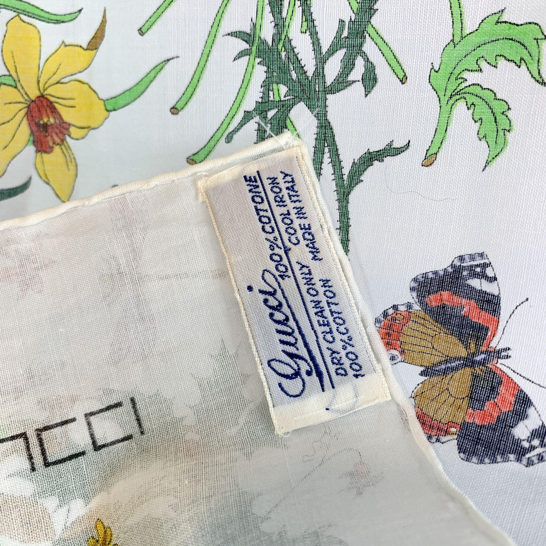 Écharpe en coton blanc imprimé fleurs Gucci Vintage Excellent état - En vente à Rome, Rome