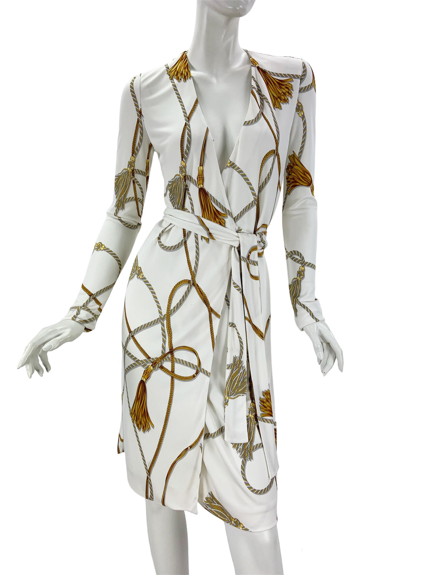 Gucci Vintage White Jersey Wrap Printed Dress
Designer size - S
White background futured signature Gucci tassel with bamboo print.
Plunging neckline, Wrap style with attached belt. Fully lined. Fabric stretchy.
Measurements approx: Length - 40