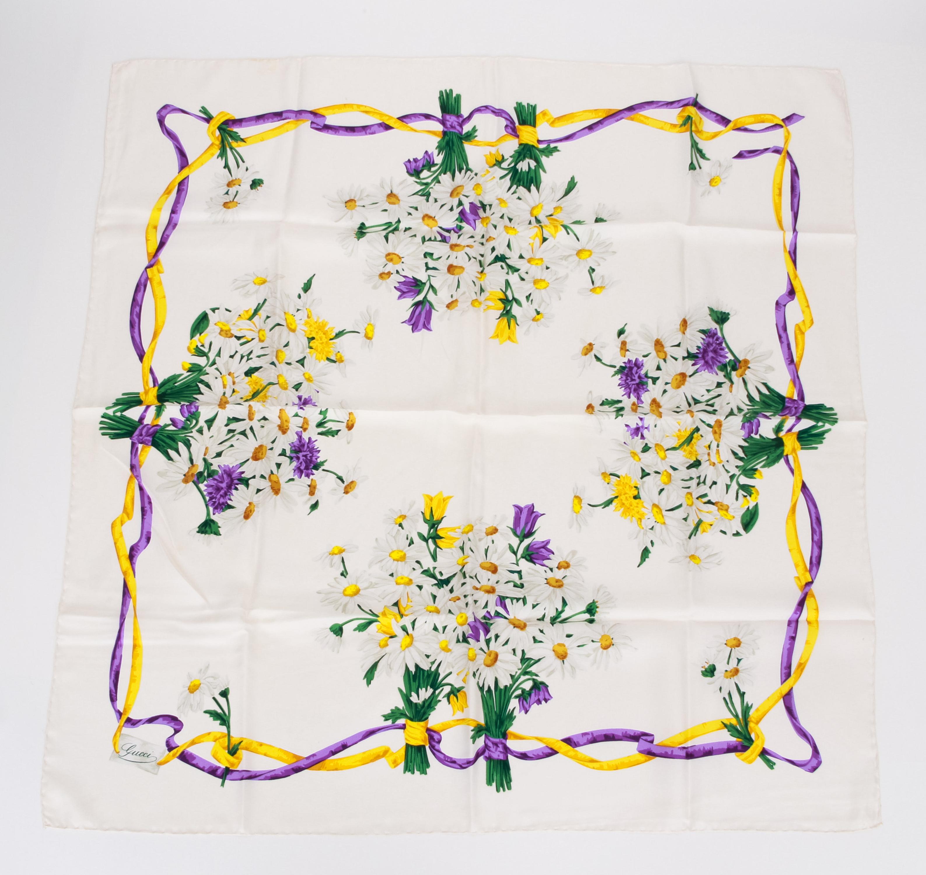 Pañuelo vintage Gucci de seda blanca con diseño floral de ramilletes morados y amarillos. Bordes enrollados a mano.