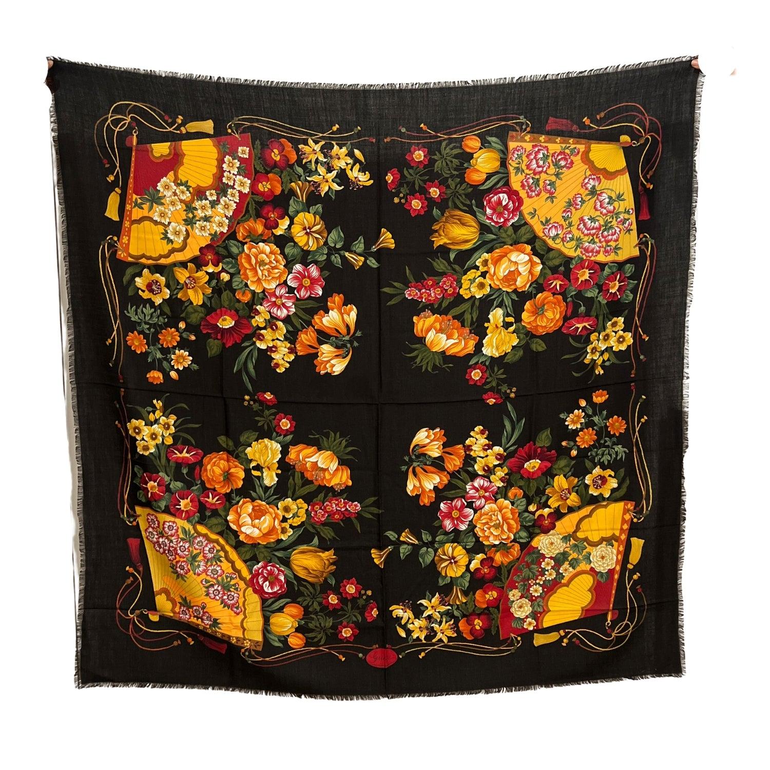 Schöner Gucci Vintage-Maxi-Schal aus den 1980er Jahren. Zusammensetzung: 70% Wolle, 30% Seide. Florales Design, mit Fächern. Schwarzer Hintergrund. Das Etikett für die Zusammensetzung ist noch angebracht. Abmessungen: 54 x 54 Zoll - 137.2x 137.2 cm