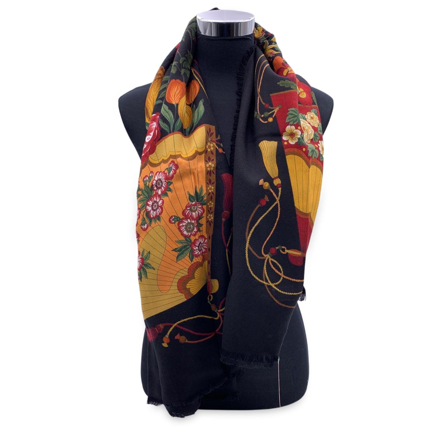 Gucci Vintage Wool and Silk Large Shawl Maxi Scarf Flowers and Fans In Excellent Condition For Sale In Rome, Rome