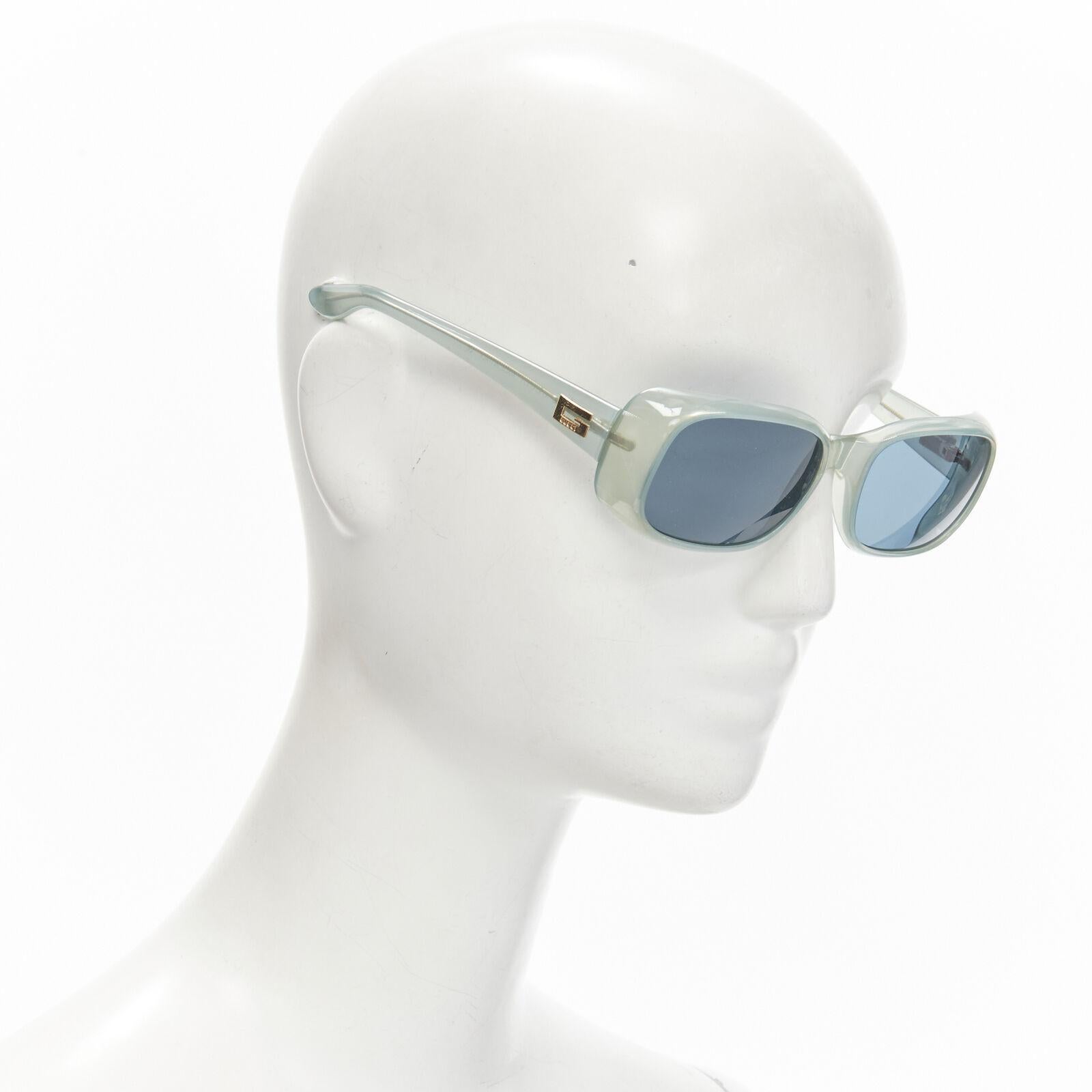 GUCCI Vintage Y2K GG2435/S T8M gold tone GG logo blue rectangular sunglasses In Good Condition In Hong Kong, NT