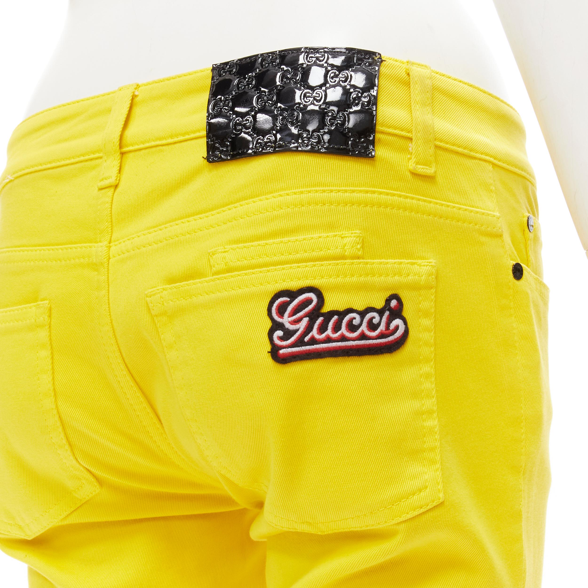 GUCCI Vintage Y2K gelbe Jeans mit GG-Logo-Stickerei und patentiertem Knieausschnitt IT38 XS (Gelb) im Angebot