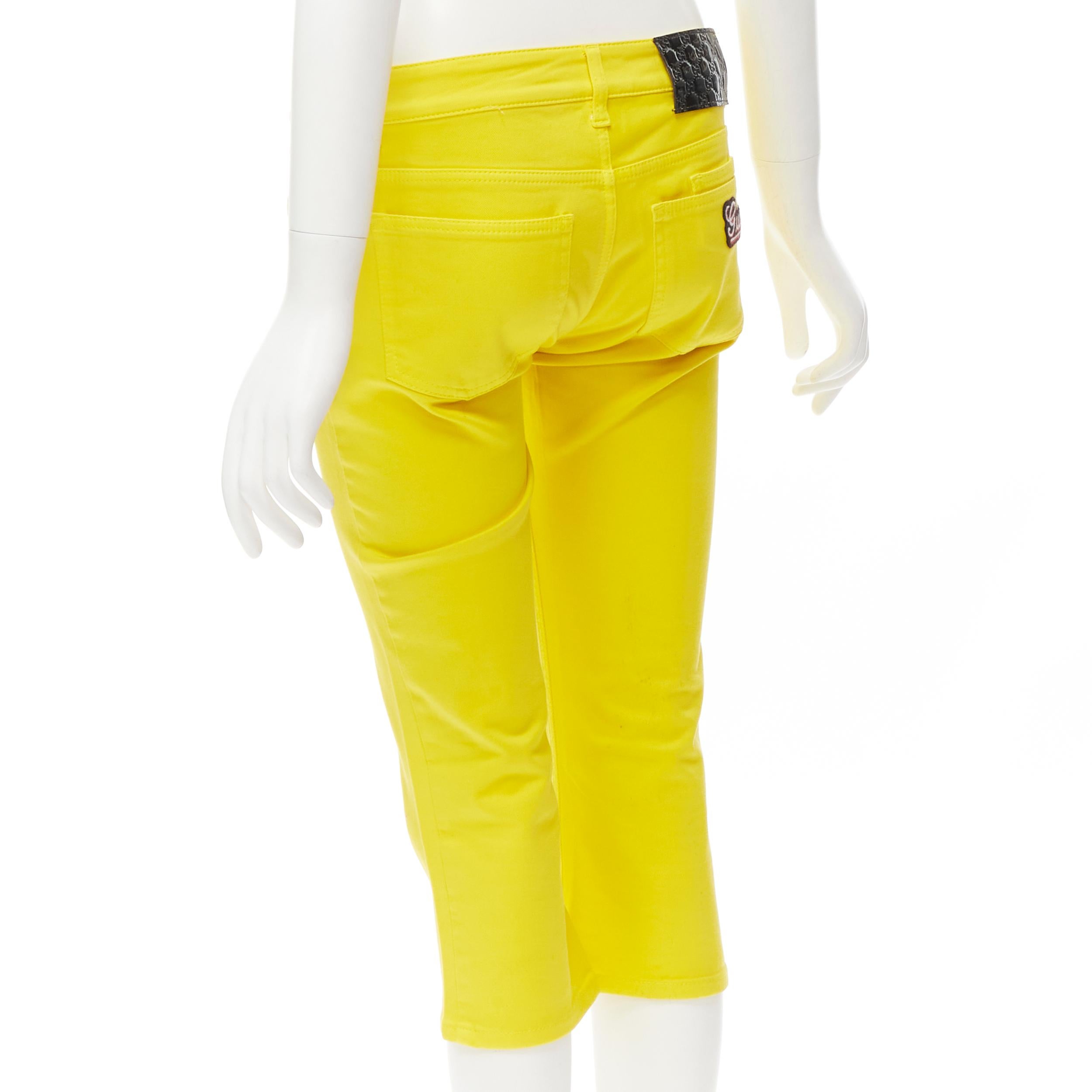 GUCCI Vintage Y2K gelbe Jeans mit GG-Logo-Stickerei und patentiertem Knieausschnitt IT38 XS im Angebot 1