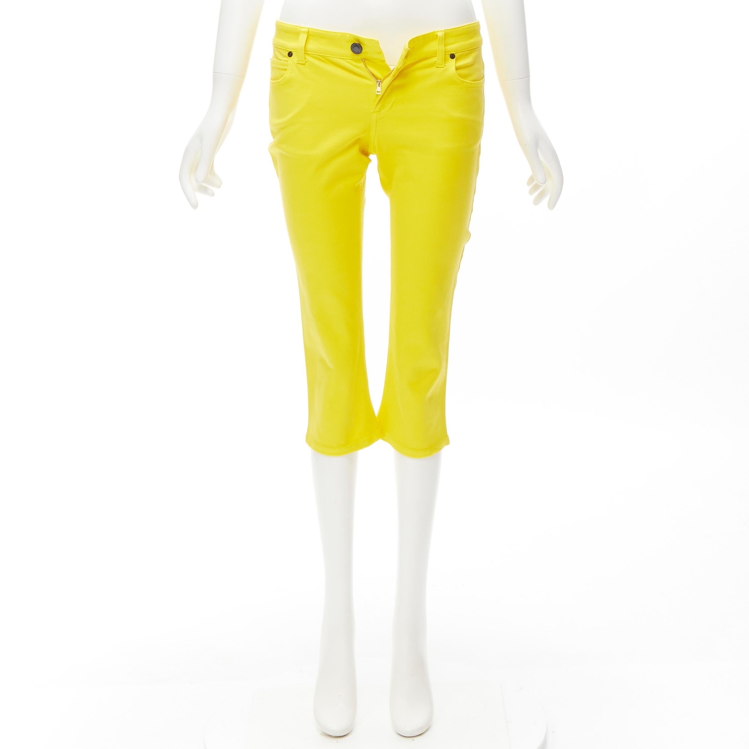 GUCCI Vintage Y2K gelbe Jeans mit GG-Logo-Stickerei und patentiertem Knieausschnitt IT38 XS im Angebot 4