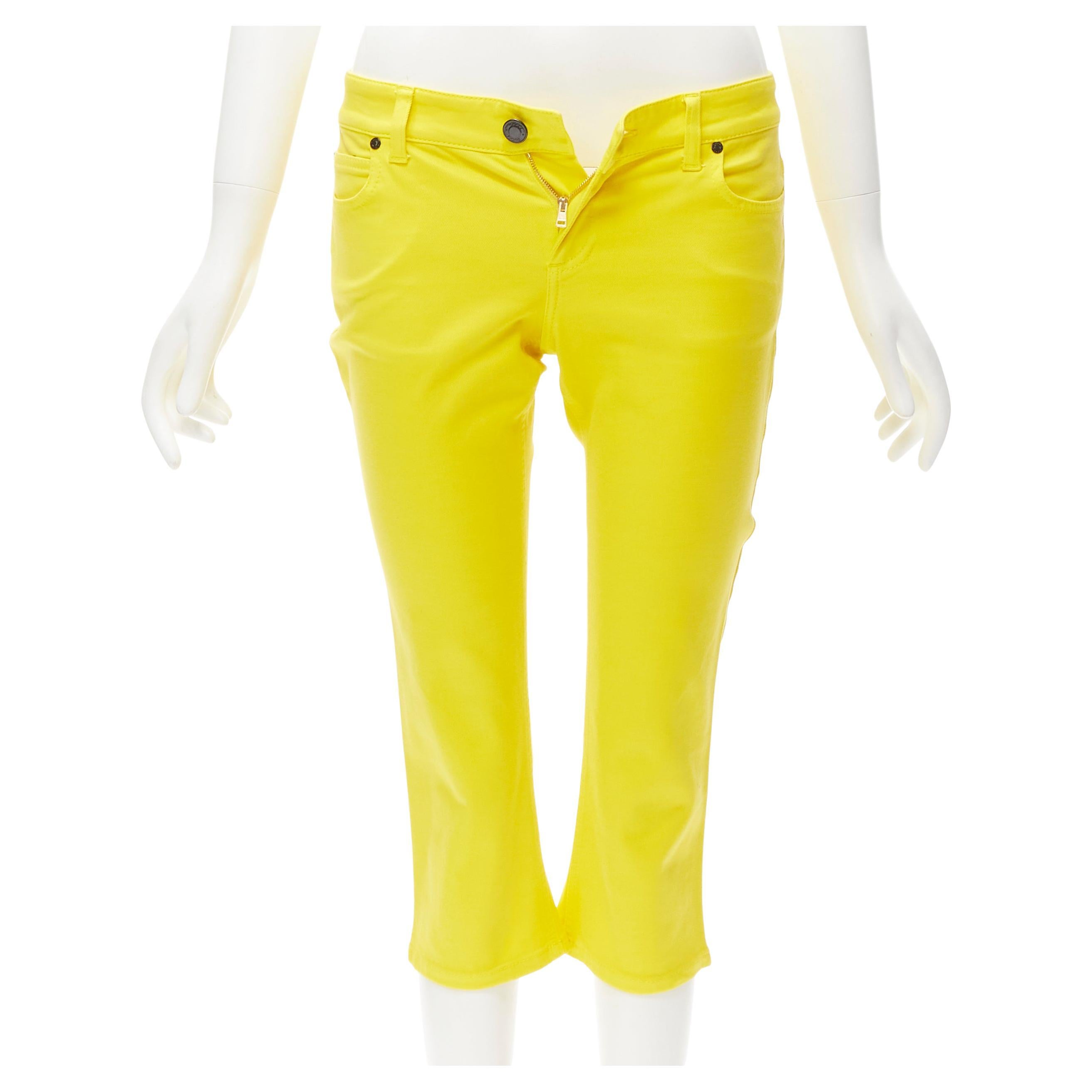 GUCCI Vintage Y2K gelbe Jeans mit GG-Logo-Stickerei und patentiertem Knieausschnitt IT38 XS im Angebot