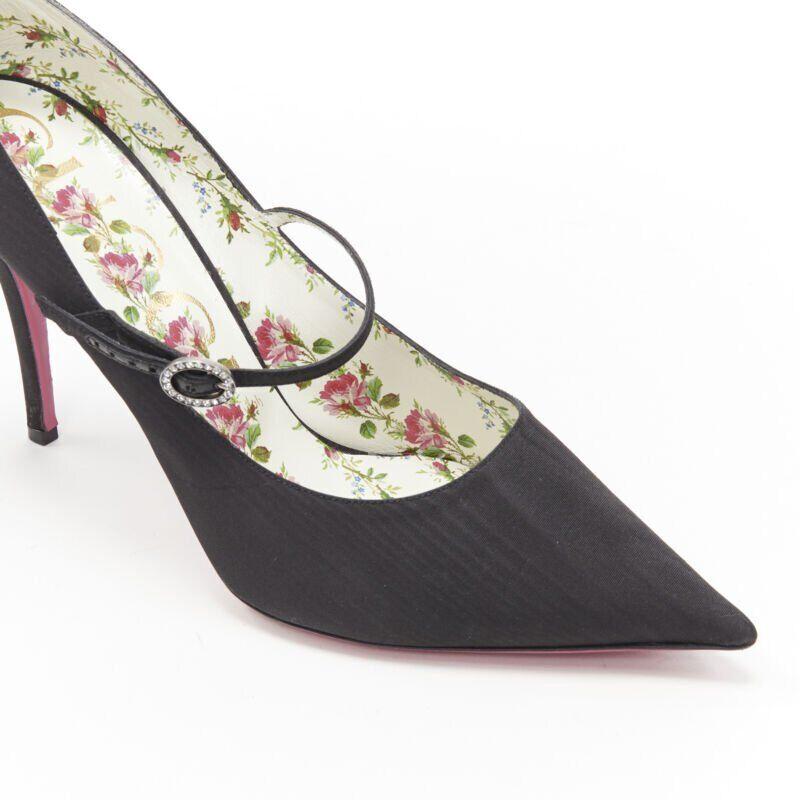 Chaussures à talons Gucci marron Jane en satin noir avec boucle en cristal et doublure florale EU40 en vente 3