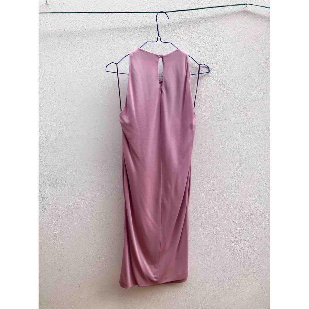Gucci Viscose Mid-Length Dress in Pink

Gucci dress, in antique pink viscose. Particularly the neckline decorated with pearls and sequins to form flowers. Back closure with button. 
 Round neck 20cm 
 Bust 46cm 
 Waist 44cm 
 Length 100cm

General