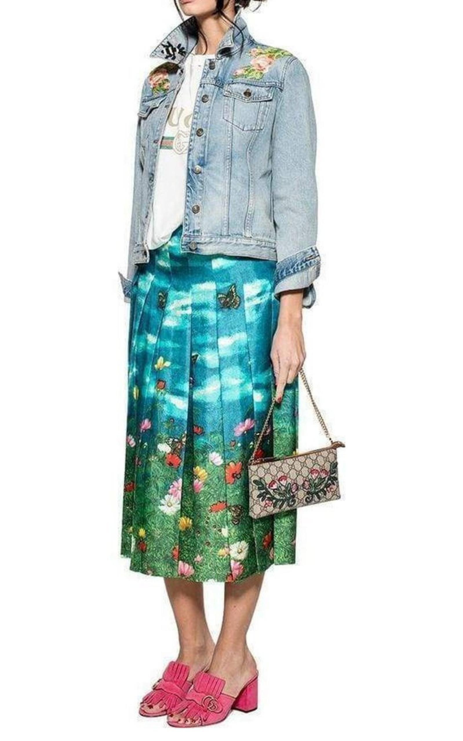 Coupe classique de Gucci utilisée saison après saison, cette jupe midi plissée en soie est imprimée d'un magnifique motif de jardin.
Coupé à la taille, il se ferme à l'aide d'un zip latéral. Le plissé caractéristique se marie harmonieusement avec