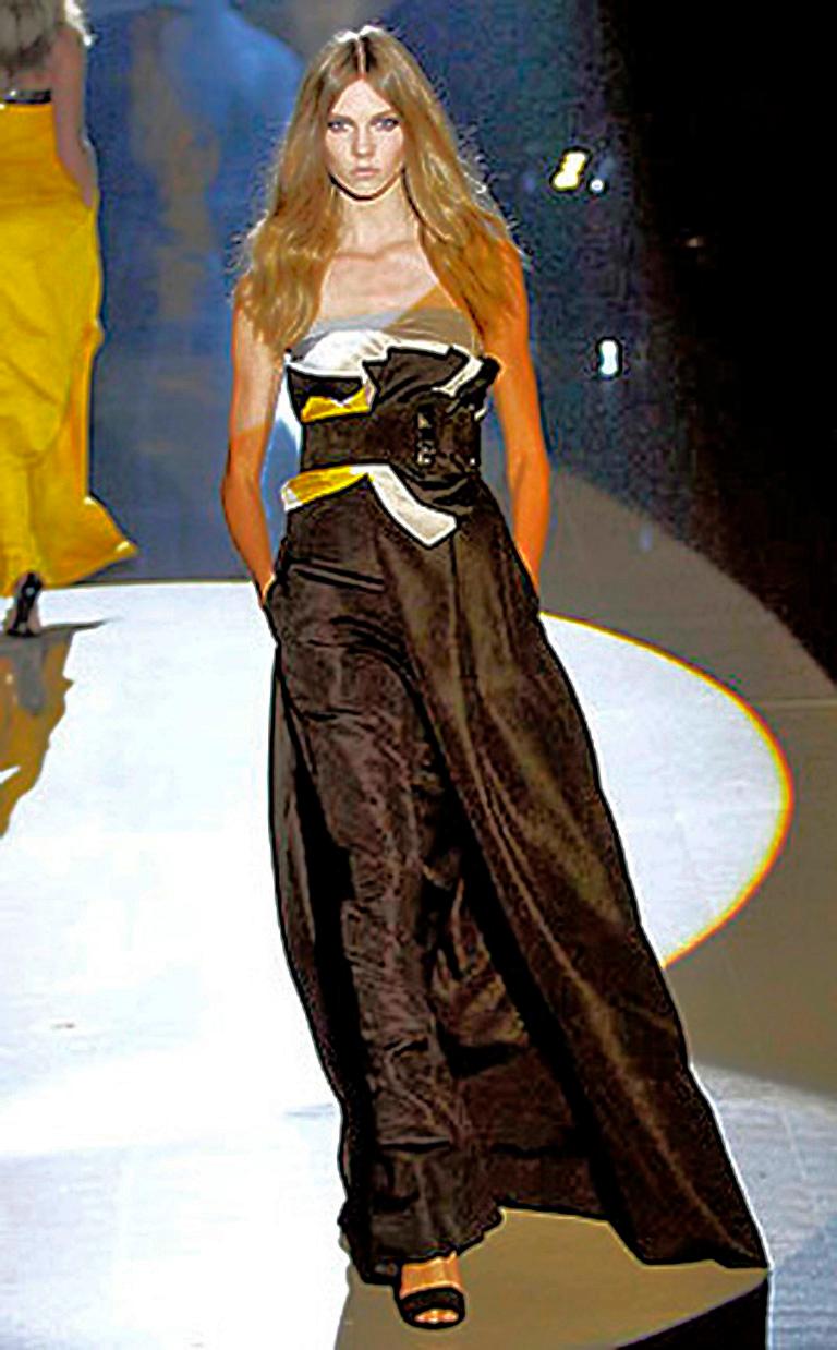 Fabelhaftes, fantasievolles und übertriebenes Gucci-Kleid aus der Laufstegkollektion 2008. Diese Kollektion besticht durch dramatische Kleider und Roben, die mit einem überdimensionalen Hufeisengürtel, einem Markenzeichen von Gucci, versehen sind. 