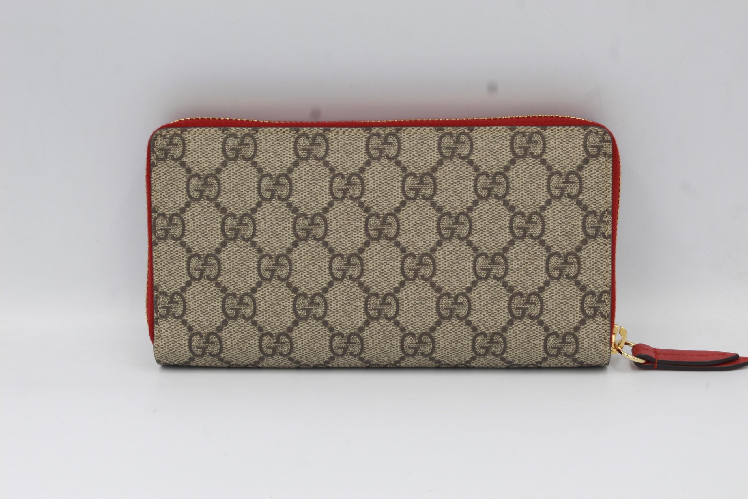 Gucci wallet in monogram canvas, with Bosco patch.
Red leather interior.
Very good condition.
10cm x 19cm x 2cm
