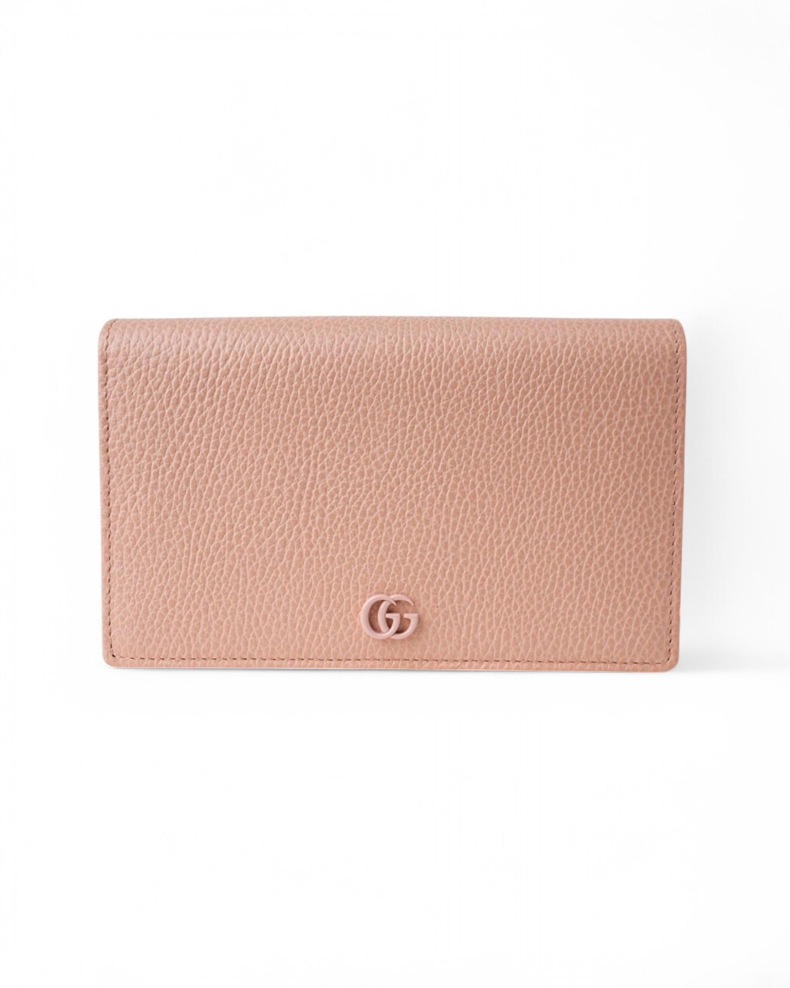 Gucci signature bag, Marmont line, Wallet On Chain model, made of pink grained leather with tone-on-tone hardware. Featuring a flap with a clip button, the interior is lined with light blue nylon and pink leather, with multiple pockets, one with a