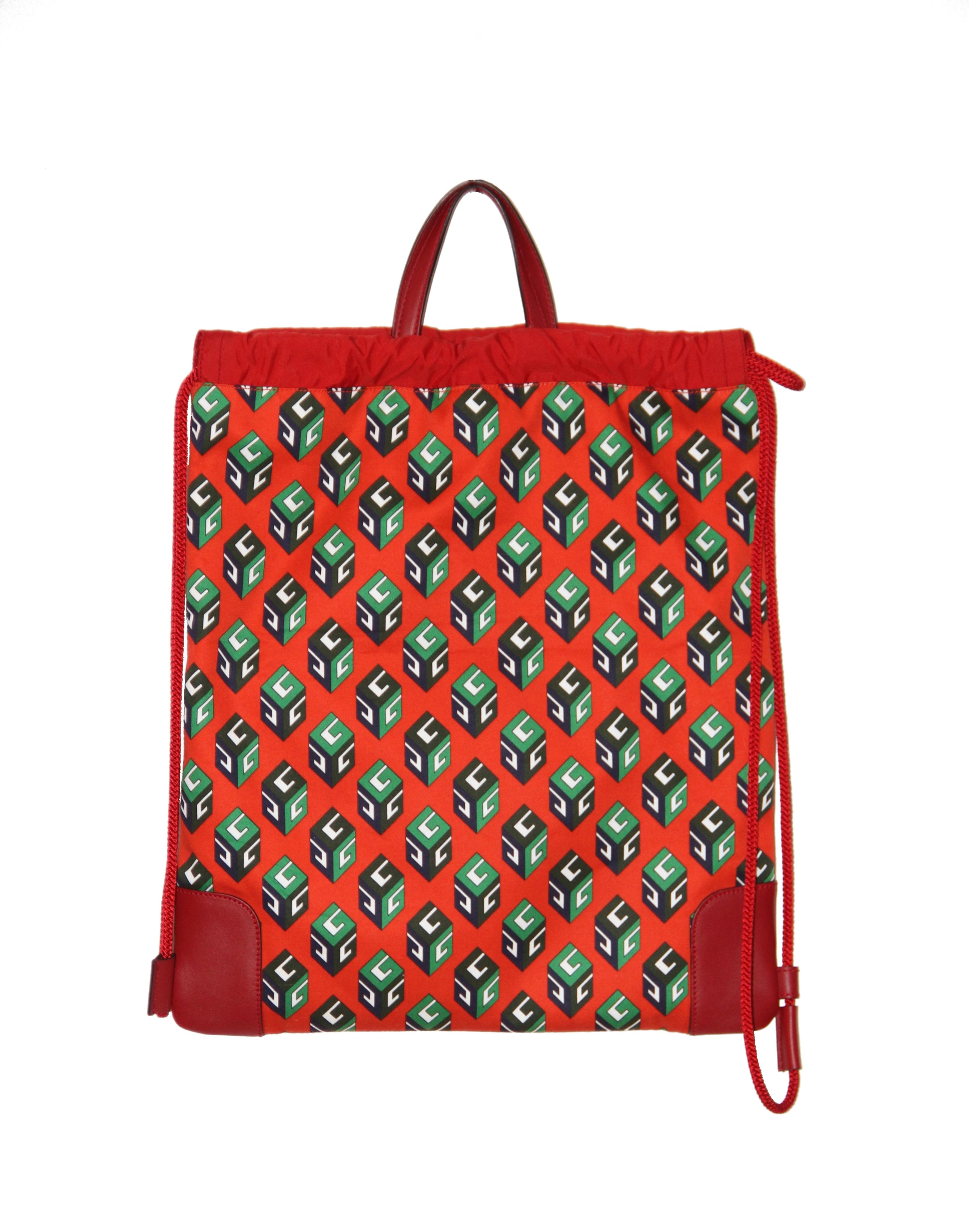This New 2018 backpack is made of a red multicolored GG Wallpaper print 100% coton and features round top handles.
It features a drawstring fastening and rope shoulder straps.
The corners are made of leather as well as the Gucci Logo with a lion's