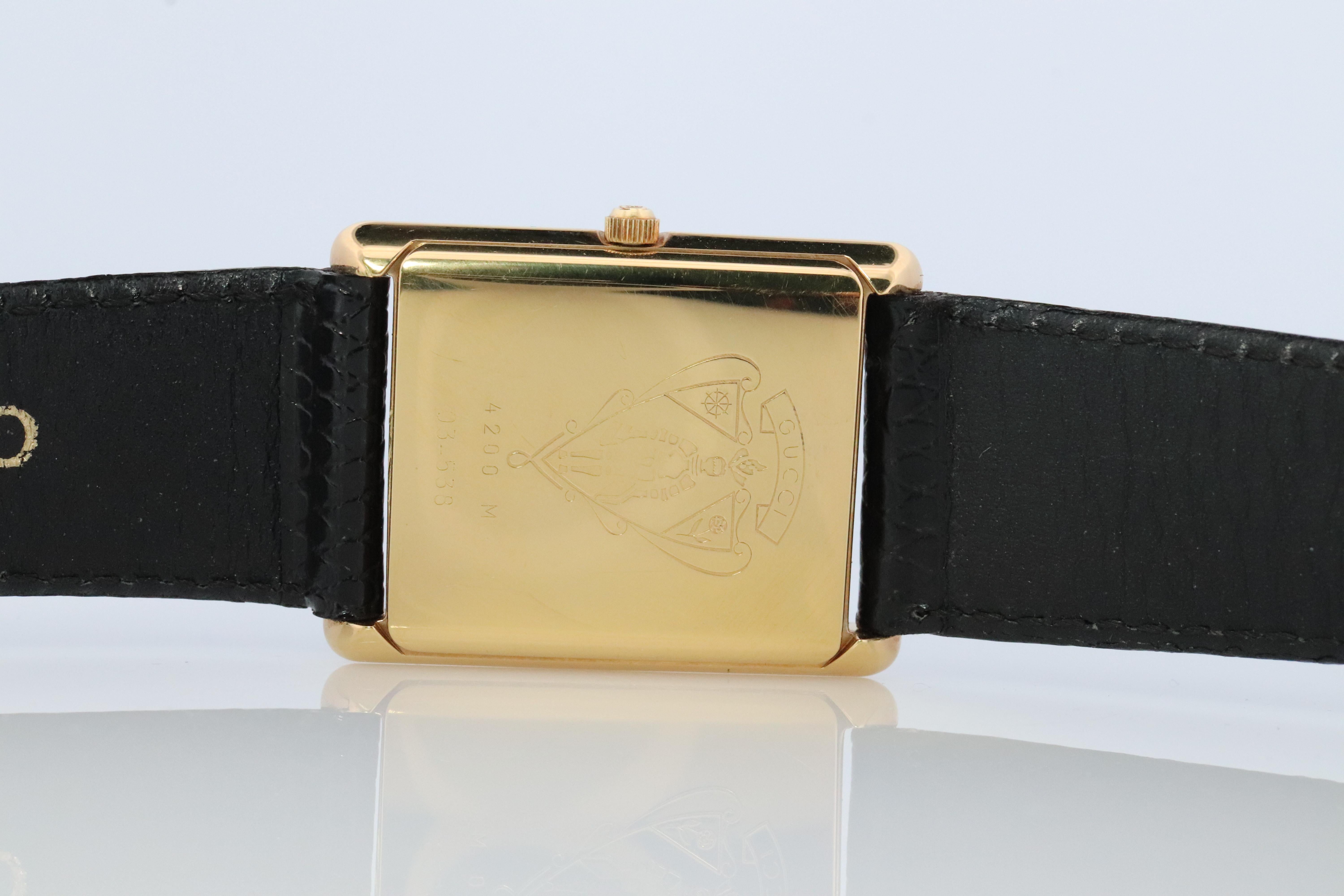 Gucci Uhr. Gucci 4200M Quarz-Armbanduhr. Gucci Unisex-Kleiduhr im Unisex-Stil im Zustand „Gut“ in Port Charlotte, FL