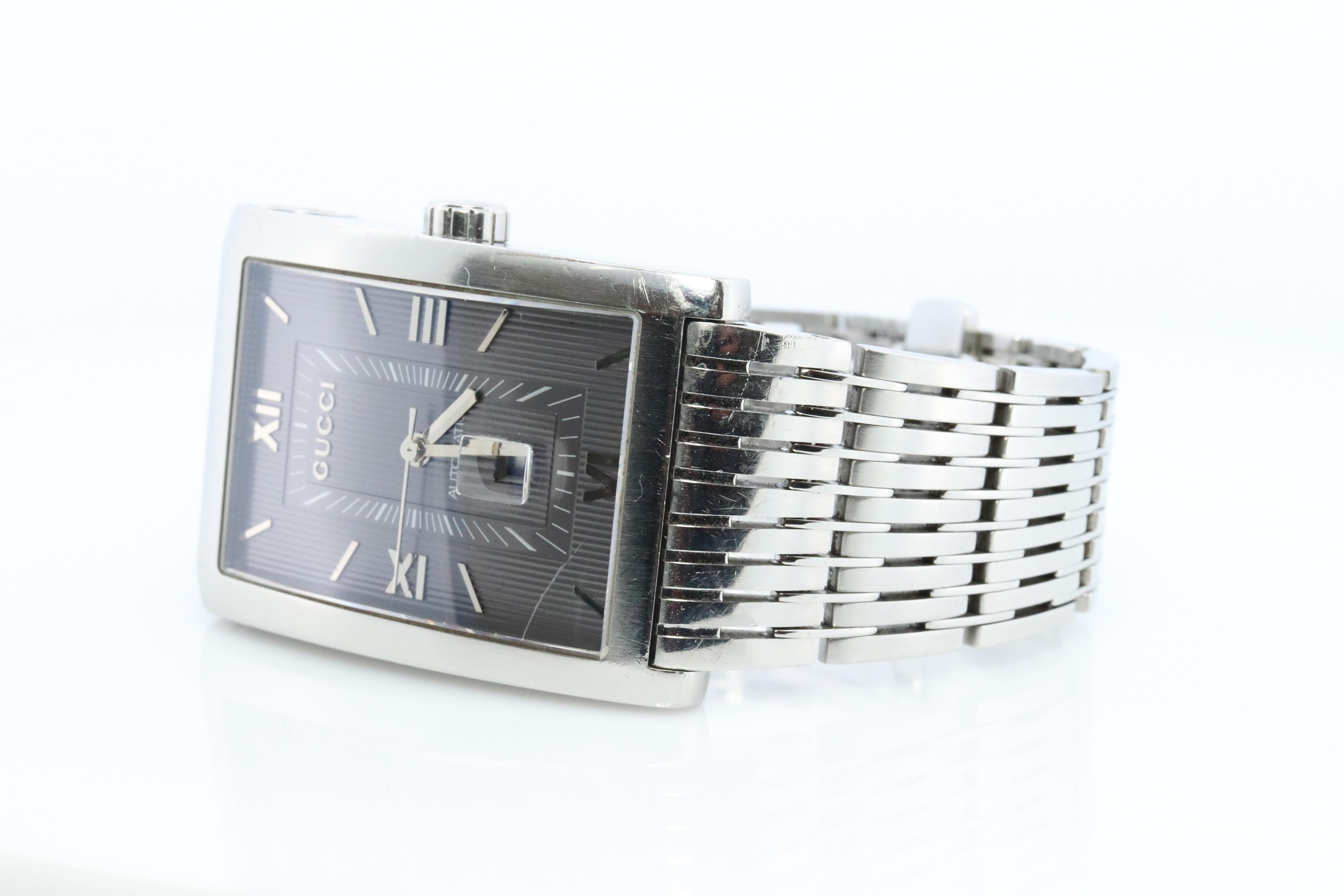 Mens Gucci Watch.

Rectangle Chrono G Metro.

Ref: 8600M 

Full Automatic Mechanical Movement.


Condition:
Has some scratches around the watch. Crystal has small scratch on the corner. Review photos.