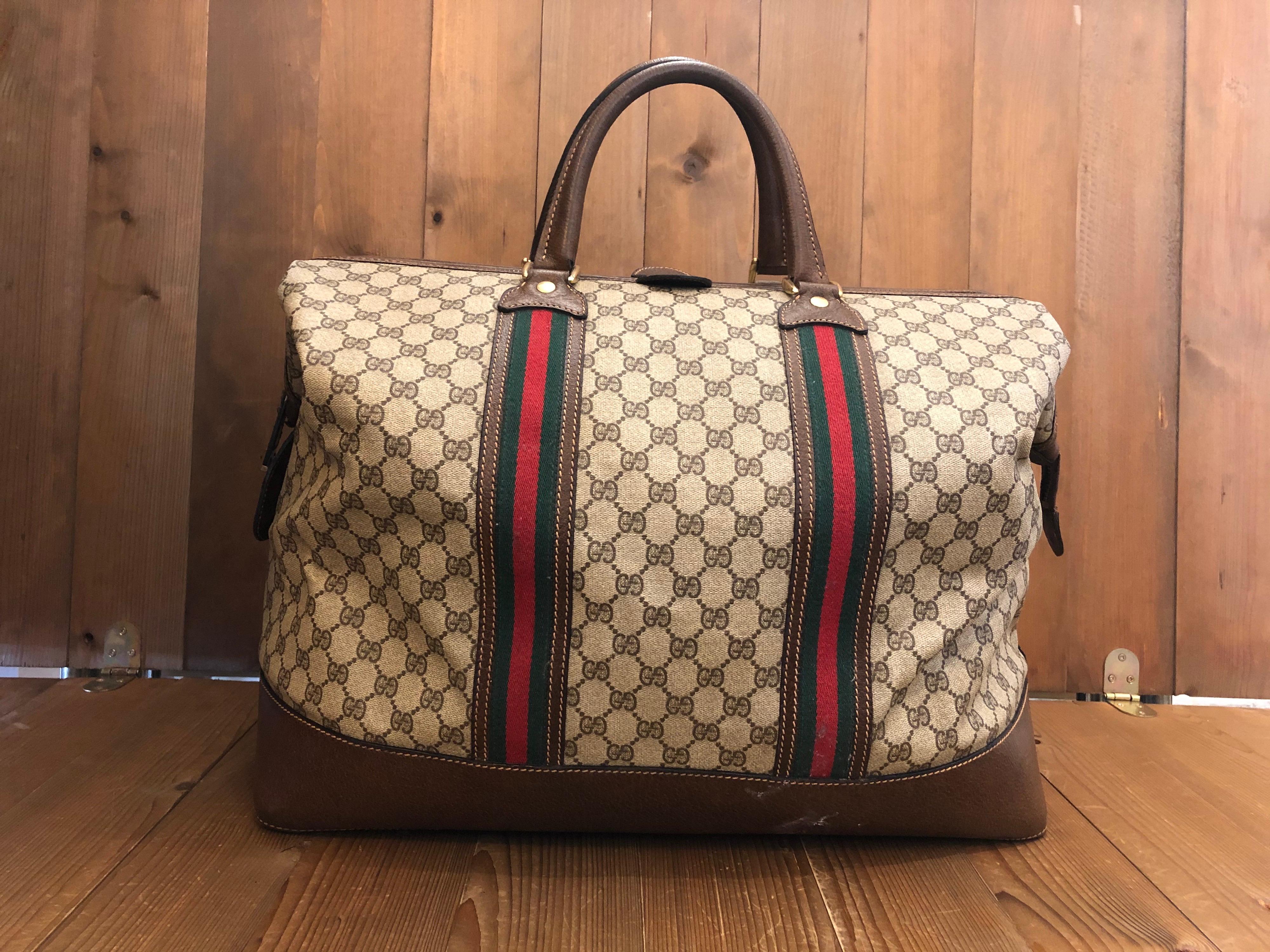 Rare Gucci web doctor duffle in brown GG monogram coated canvas and leather from the 1970s era. Made in Italy. Measures 19 x 13 x 9.5 inches

Condition - Some signs of wear consistent with age and normal use.

Outside: Some signs of wear on leather