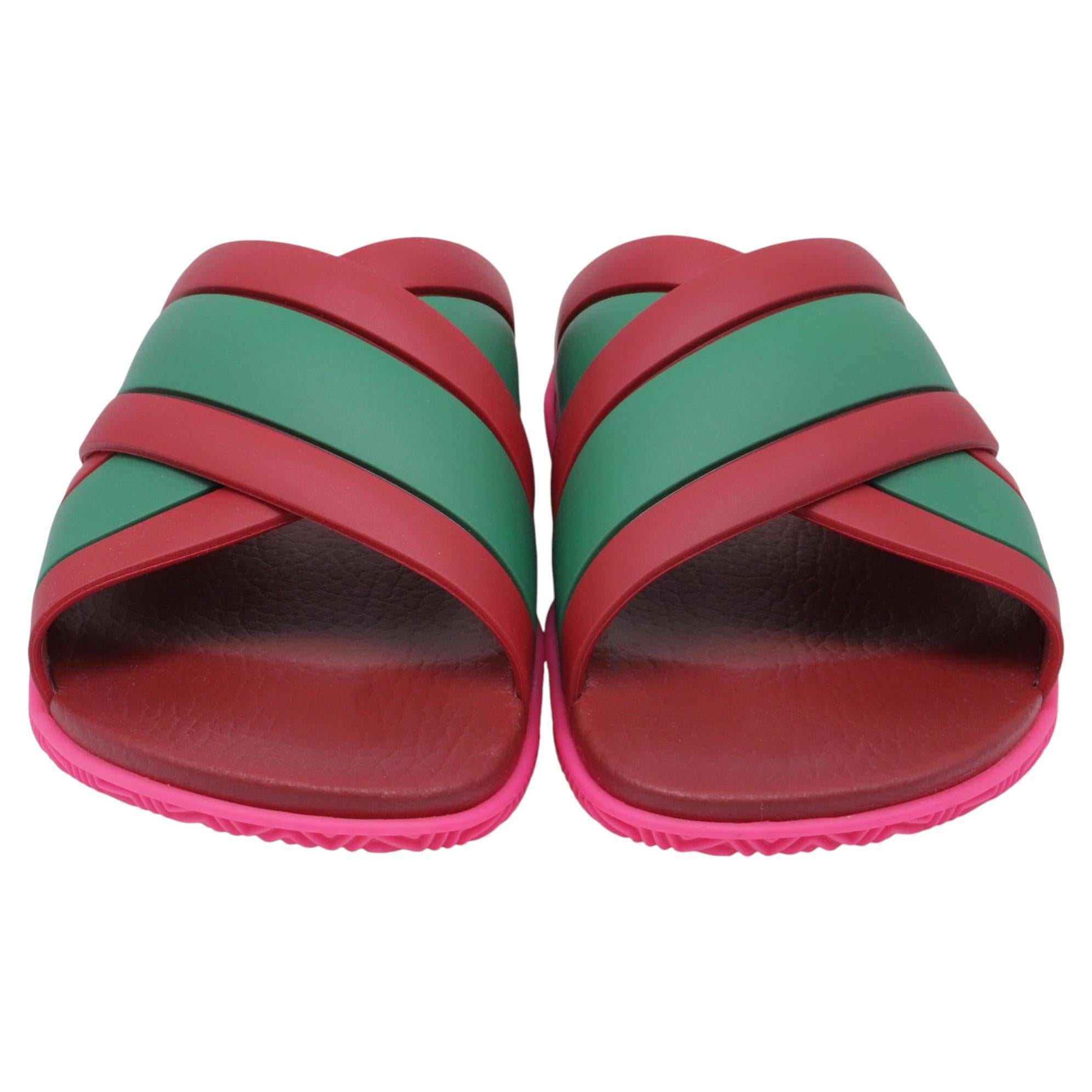 Sandali Gucci Web Criss-Cross con cinturini incrociati in gomma multicolore in vendita