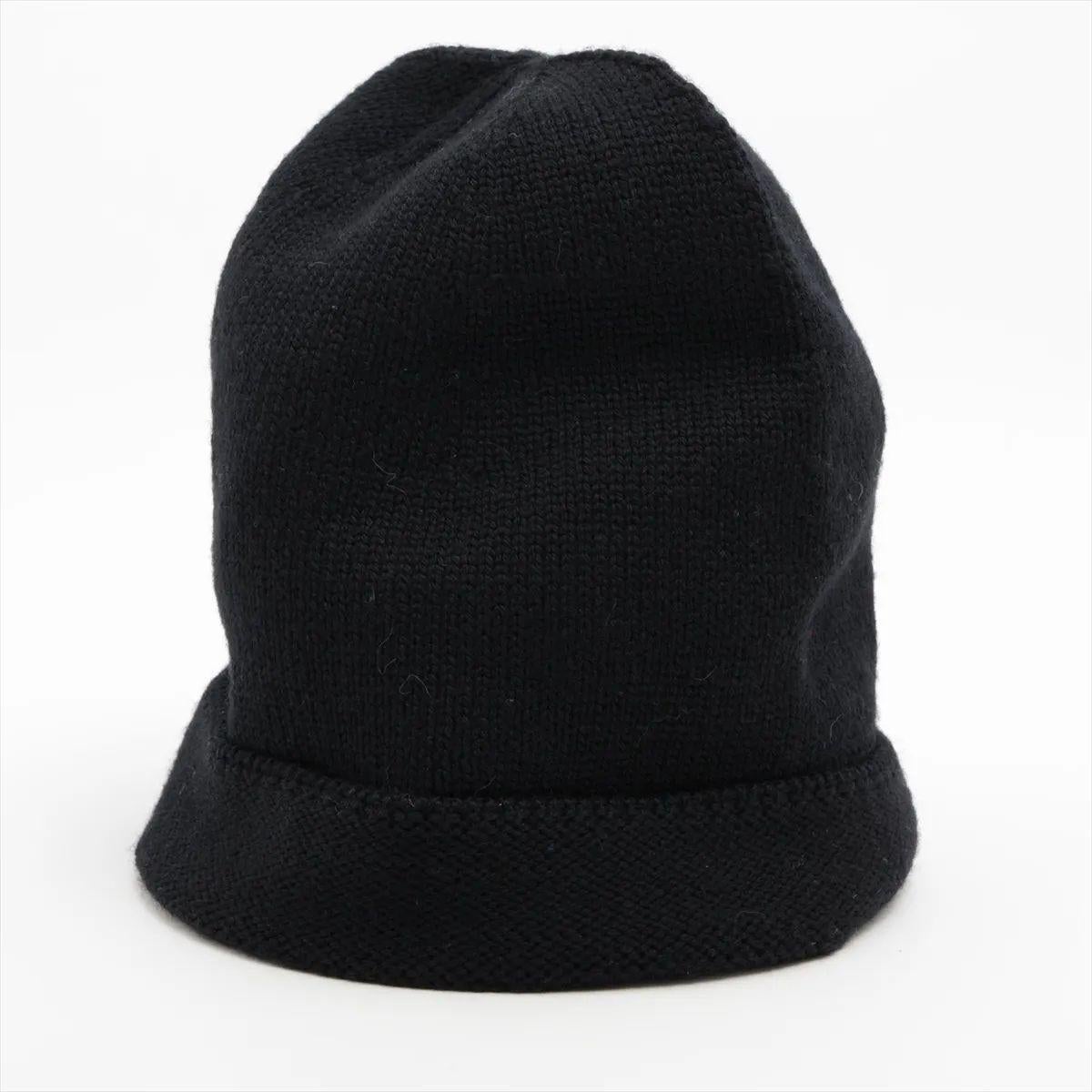 Il berretto Gucci Web Knit Wool Beanie in nero è un capo essenziale per le stagioni fredde, caldo ed elegante, che riflette l'eredità iconica del marchio. Realizzato in morbida lana di alta qualità, il berretto presenta una classica struttura a