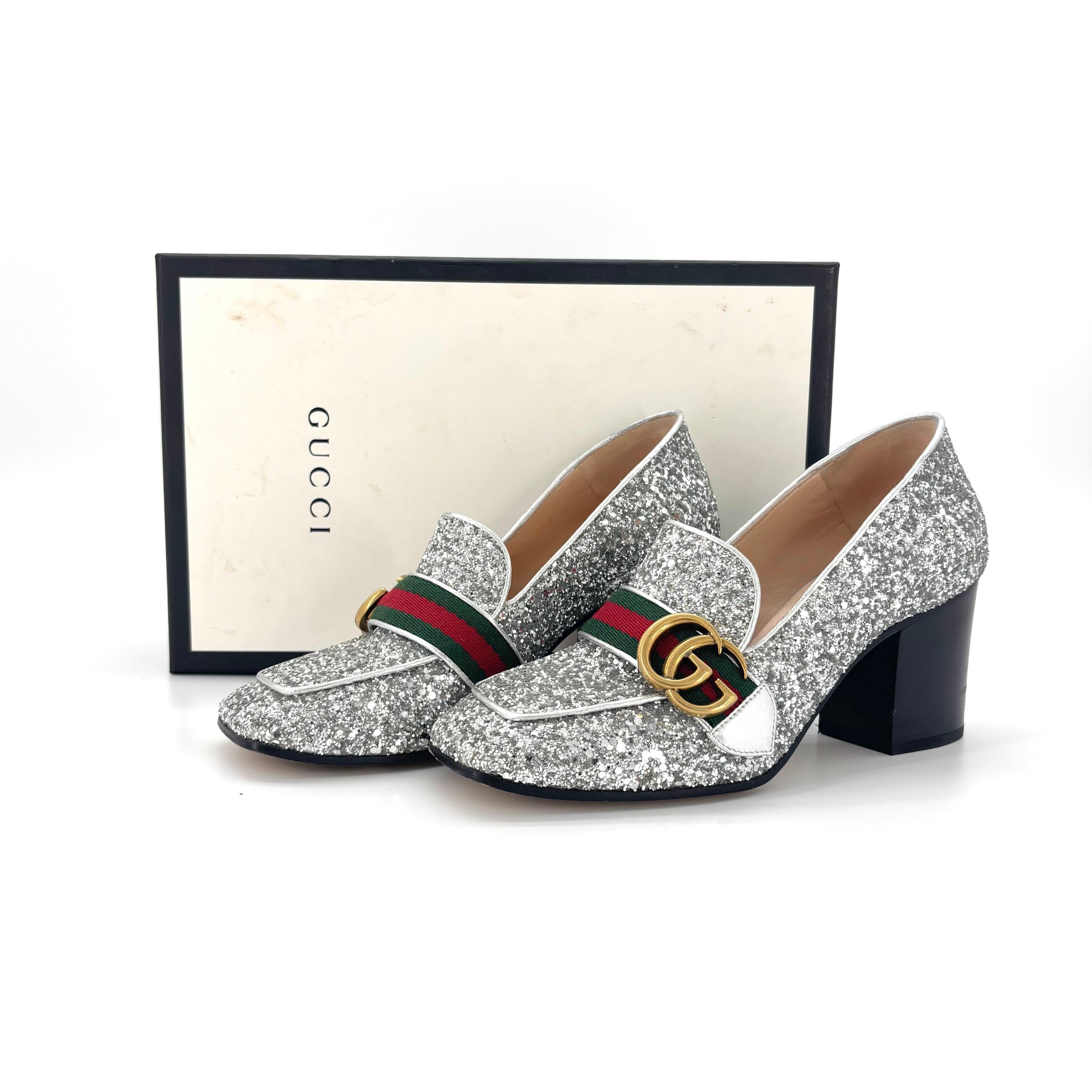 Mocassini Gucci Peyton Web Stripe 75 mm con glitter

Colore Argento
Taglia 36EU 6US 
Altezza del tacco 75 mm

Tomaia in pelle
Foderato in pelle
Ferramenta con finitura in ottone a doppia G
Glitter argento su tutta la superficie 
Suola con