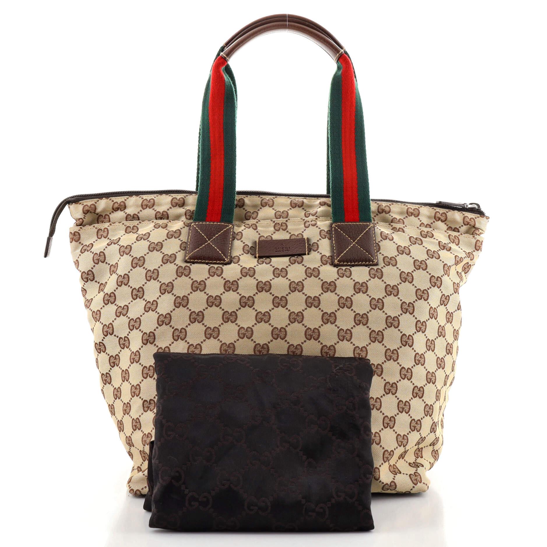 Condition : Bon. Froissement modéré à l'extérieur, empilement sur les poignées, forte décoloration le long de l'ouverture intérieure, éraflures sur la quincaillerie.
Accessoires : Sac à poussière
Mesures : Poignée tombante : 9