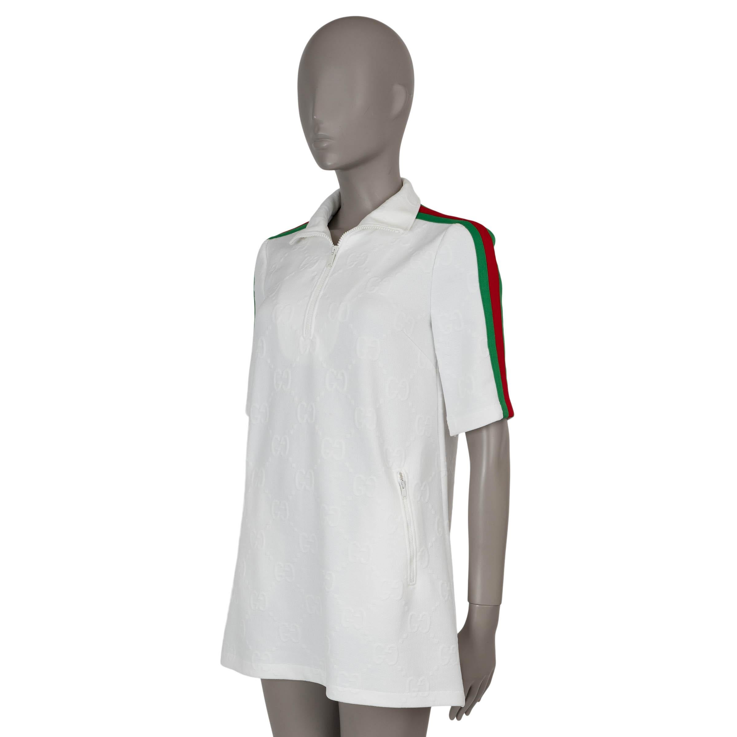 Cette robe 100% authentique de Gucci en jersey jacquard blanc GG polyester (100%) est imprégnée d'influences sportswear vintage. Conçue avec une silhouette décontractée et une longueur mini, elle présente des rayures vertes et rouges le long des