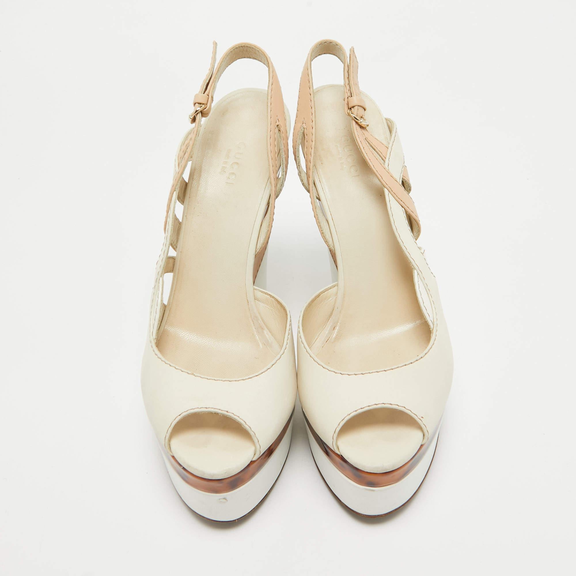 Gucci Weiß/Beige Leder Cut Out Keilsandalen mit Ausschnitt Größe 40,5 im Zustand „Relativ gut“ im Angebot in Dubai, Al Qouz 2