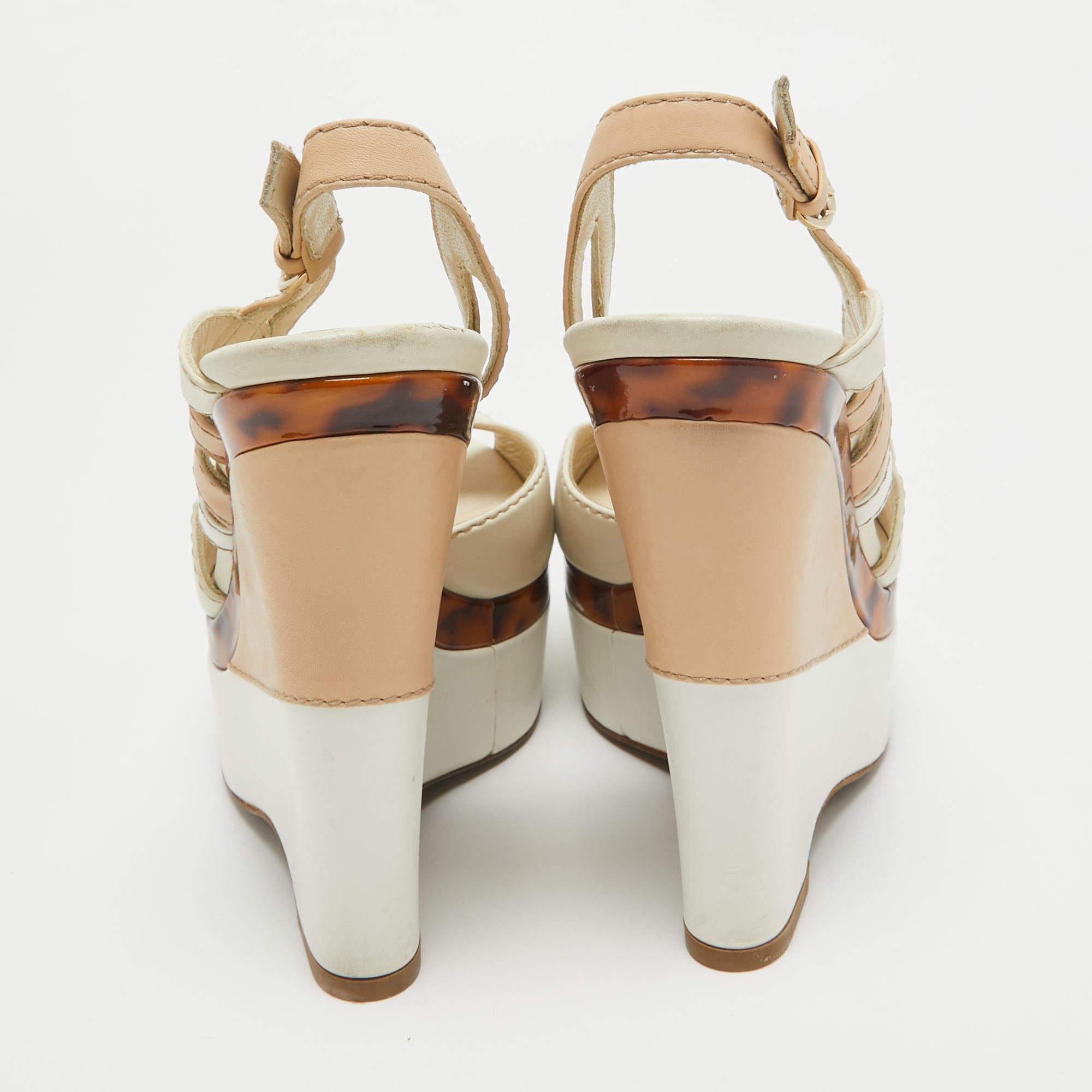 Gucci Weiß/Beige Leder Cut Out Keilsandalen mit Ausschnitt Größe 40,5 im Angebot 1