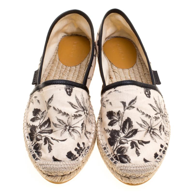 To perfectly complement your attires, Gucci brings you this pair of espadrilles that speak nothing but beauty. They've been crafted from canvas and decorated with floral prints and leather trims. The comfortable flats are easy to slip on and they