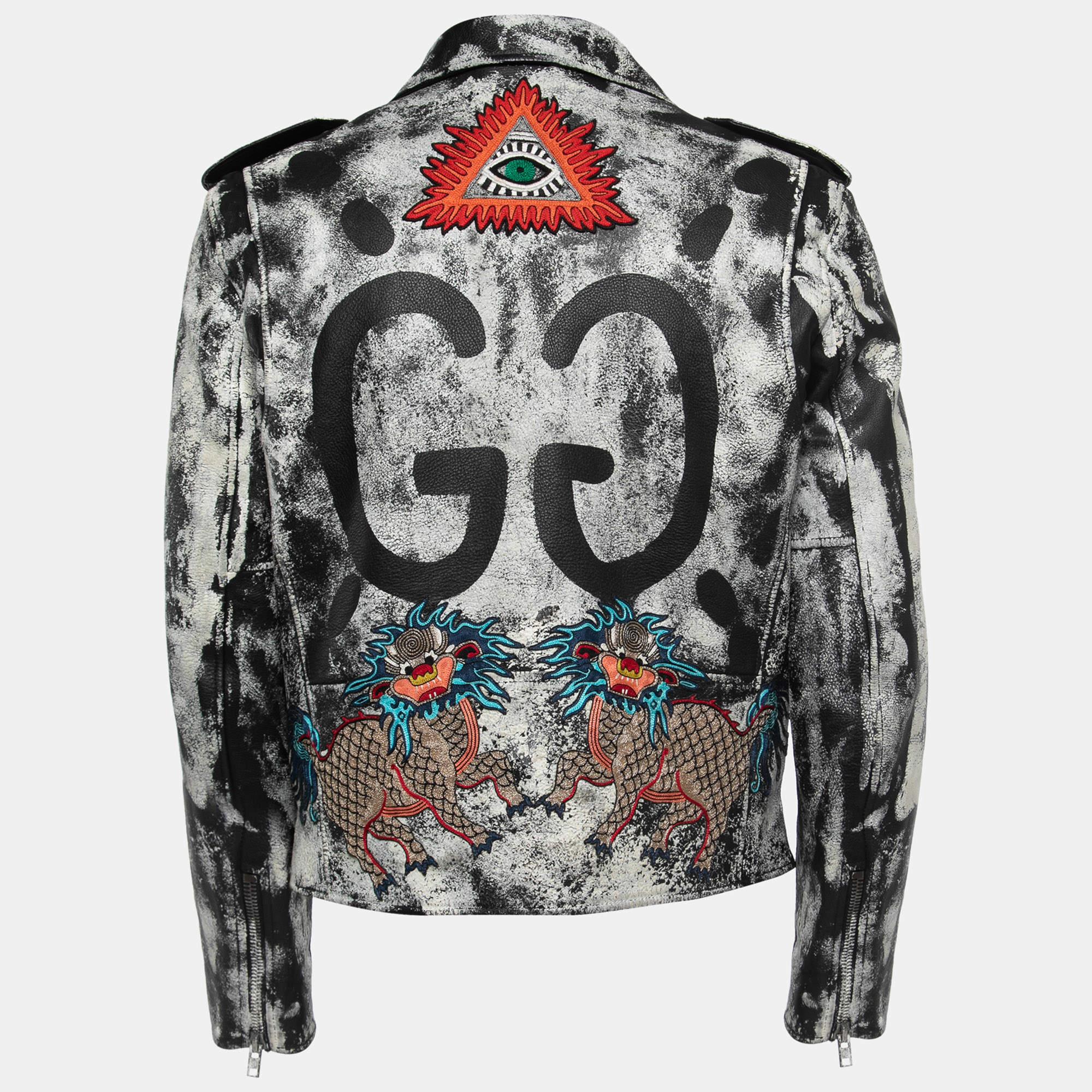 How fabulous does this designer jacket look! It is made of fine materials and features long sleeves. Pair it with pants and sneakers for a cool look.

