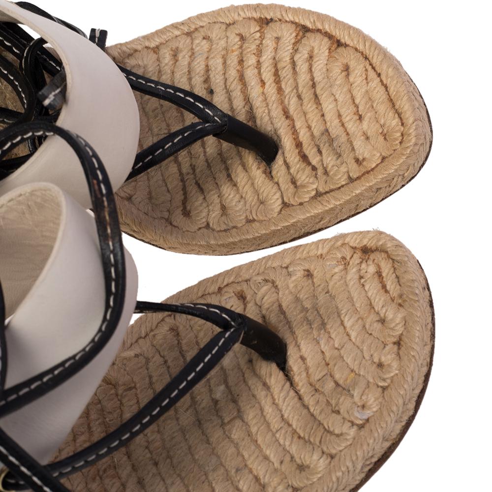 Gucci White/Black Leather Floral Applique Thong Ankle Wrap Sandals Size 37 In Good Condition In Dubai, Al Qouz 2