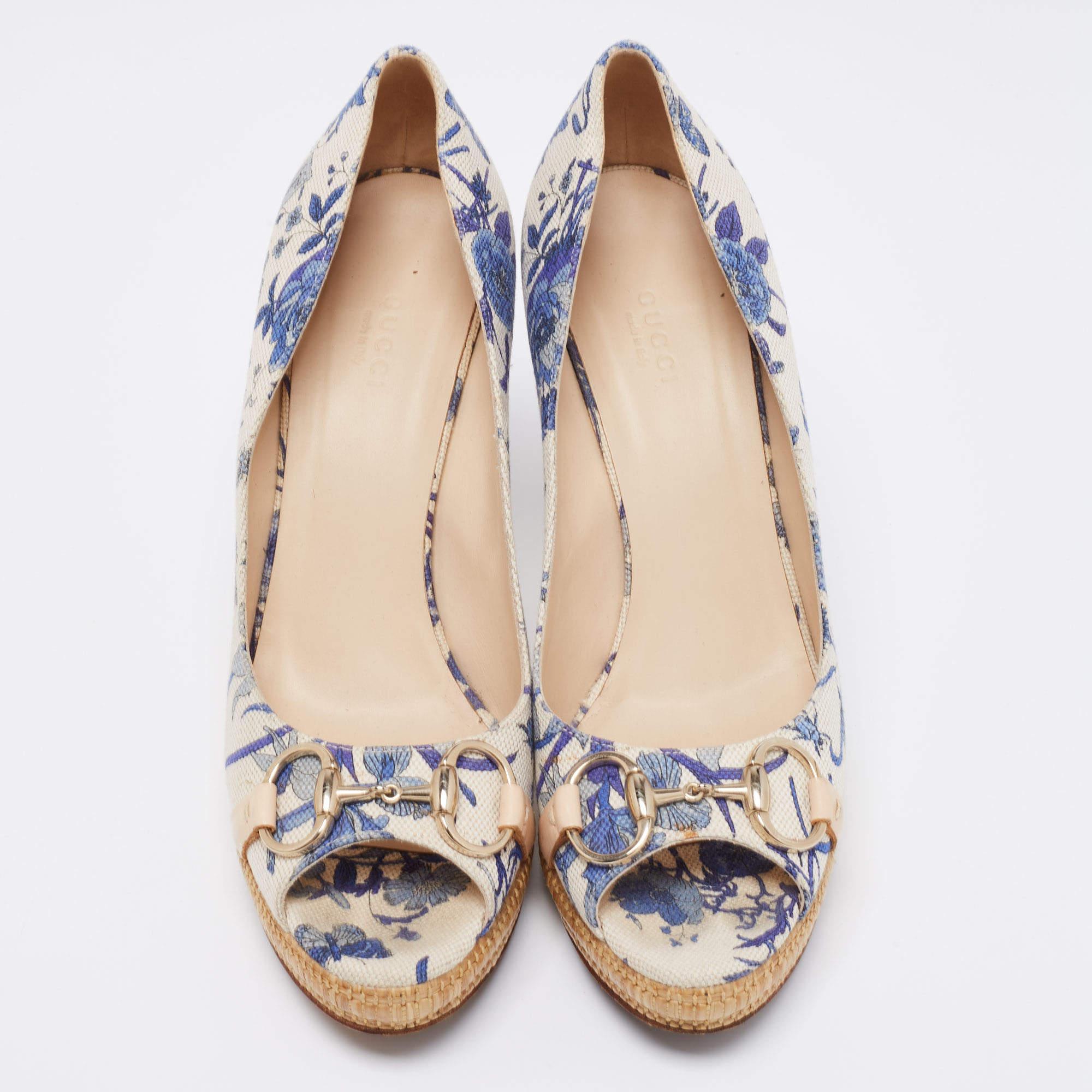 Adorned with a beautiful floral print and Gucci's aesthetics, these pumps will grant your feet unending charm, femininity, and poise! They are crafted using white-blue canvas, with gold-tone Horsebit motifs perched on the peep-toes. They have a