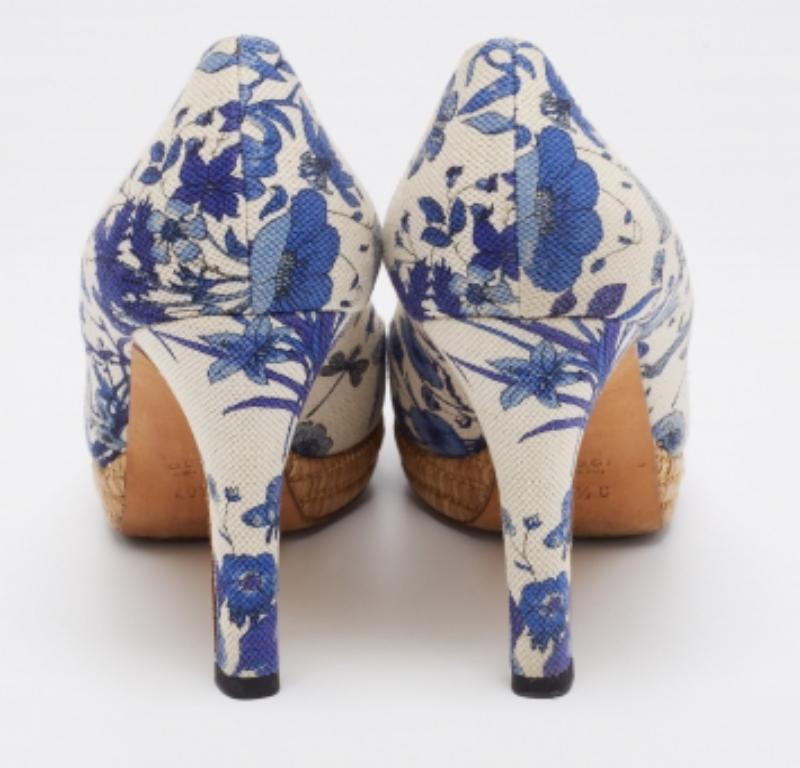 Gucci White/Blue Floral Print Canvas Horsebit Peep Toe Platform Pumps Size 40.5 In Good Condition For Sale In Dubai, Al Qouz 2