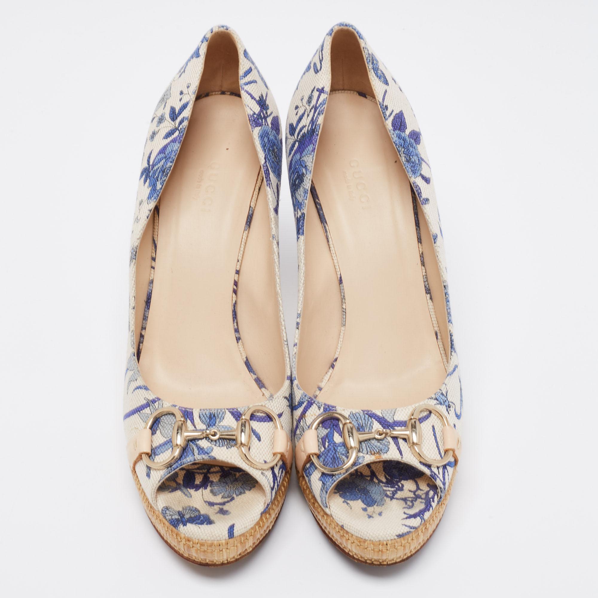 Gucci Weiß/Blau Floral Print Segeltuch Horsebit Peep Toe Plateau Pumps Größe 40,5 im Zustand „Gut“ im Angebot in Dubai, Al Qouz 2