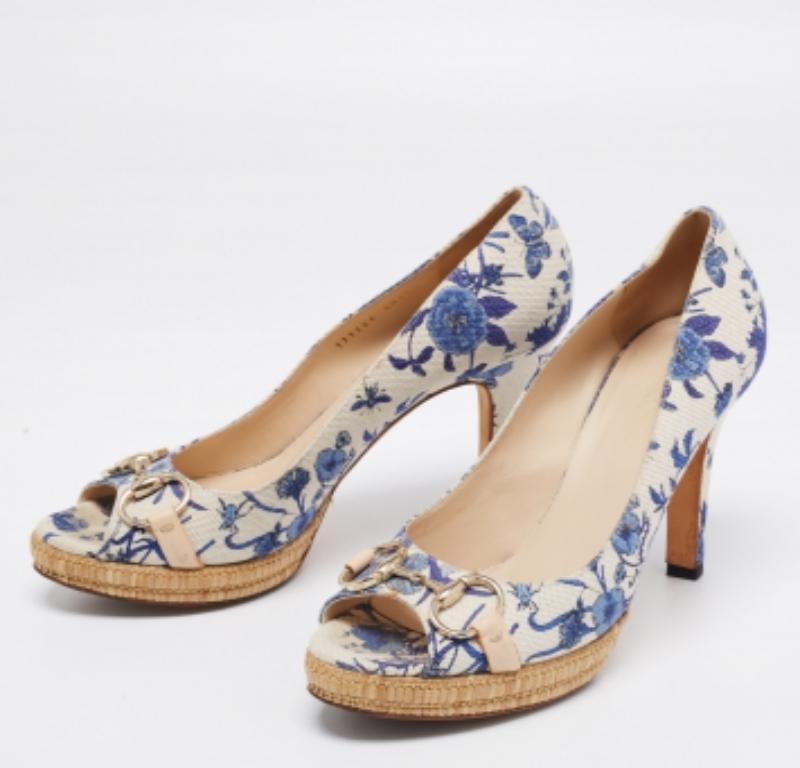 Gucci White/Blue Floral Print Canvas Horsebit Peep Toe Platform Pumps Size 40.5 For Sale 1