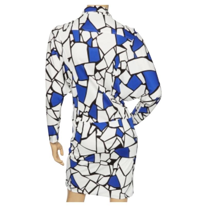 Un tocco femminile, stampe accattivanti e una silhouette senza tempo caratterizzano questo abito di Gucci. Realizzata con materiali di qualità, presenta una chiusura frontale con bottoni, un colletto semplice, maniche lunghe e una cravatta in vita.
