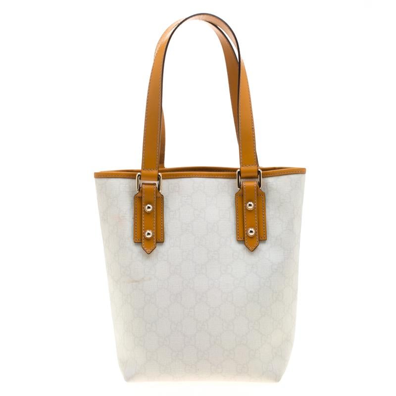 This Gucci tote is an example of the brand's high-end designs fused strikingly with the up-to-the-minute trends in fashion. Modish and classy, this bag comes in a beautiful white shade with a colorful grasshopper tattoo print on the front. This