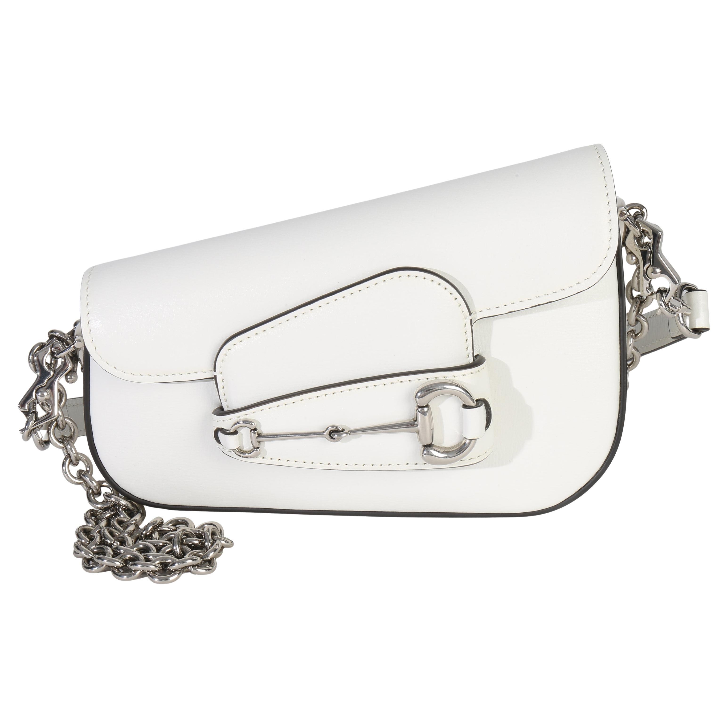 Gucci - Mini sac à bandoulière asymétrique en mors de cheval 1955 en cuir de veau blanc en vente